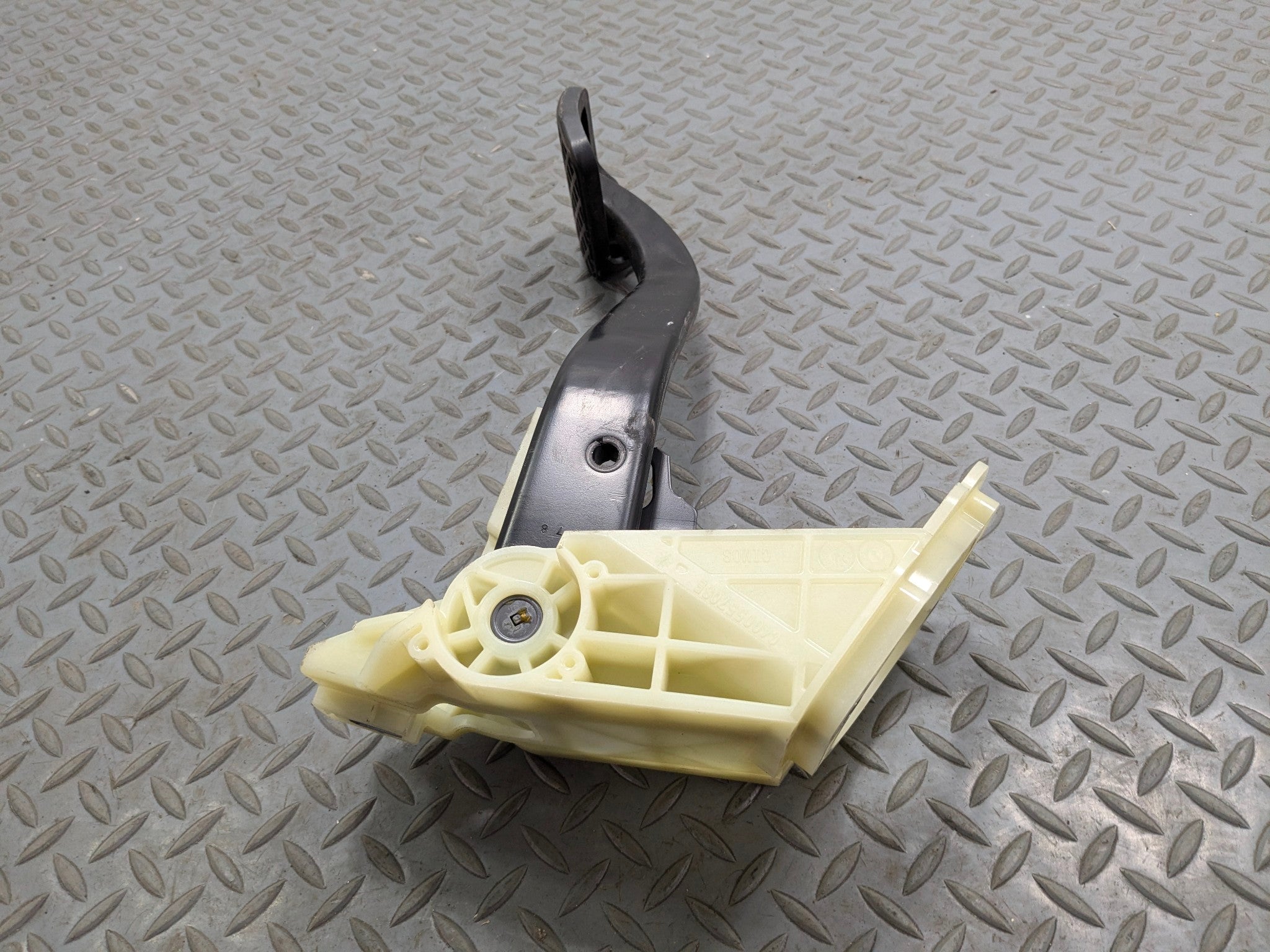 2014 - 2016 BMW 228I OEM BRAKE STOP PEDAL WITH SUPPORT MOUNT BRACKET