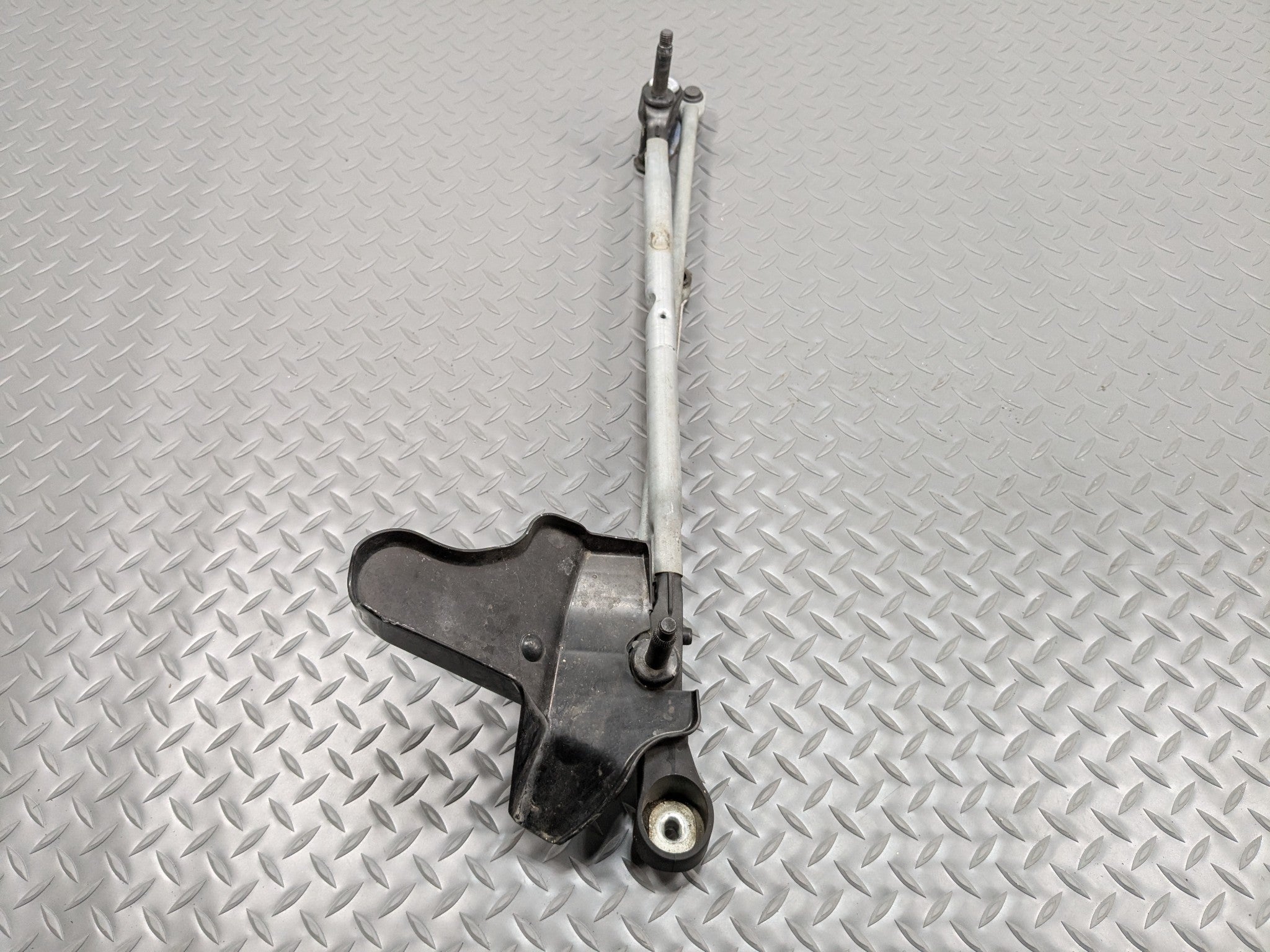 2014 - 2016 BMW 228I OEM WINDSHIELD WIPER TRANSMISSION LINKAGE WITHOUT MOTOR