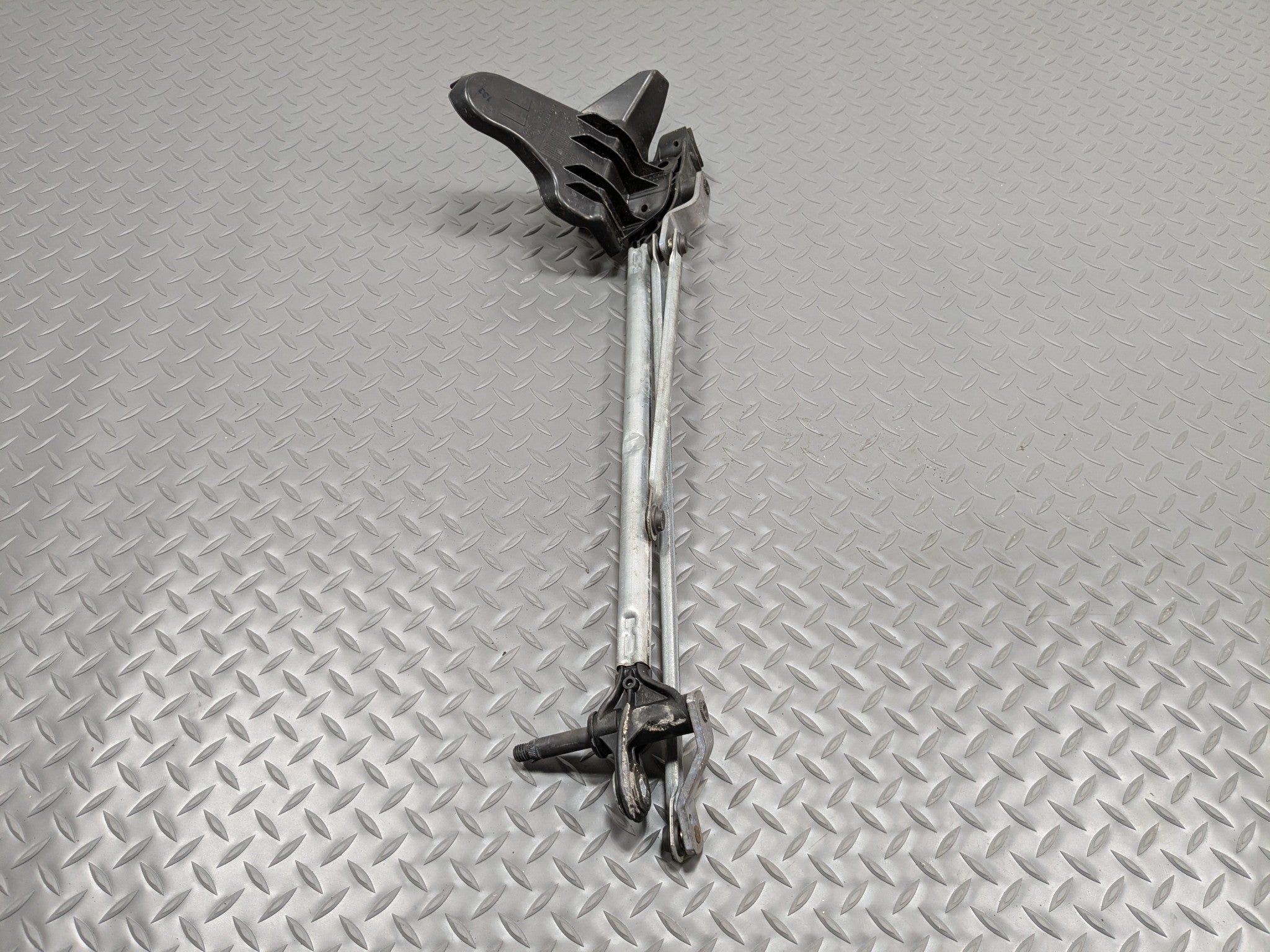 2014 - 2016 BMW 228I OEM WINDSHIELD WIPER TRANSMISSION LINKAGE WITHOUT MOTOR