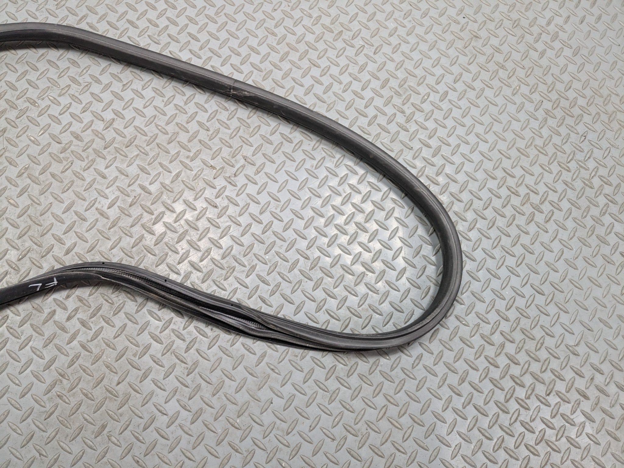 04 - 08 ACURA TSX OEM DOOR SEAL WEATHER STRIPPING RUBBER FRONT LEFT DRIVER SIDE