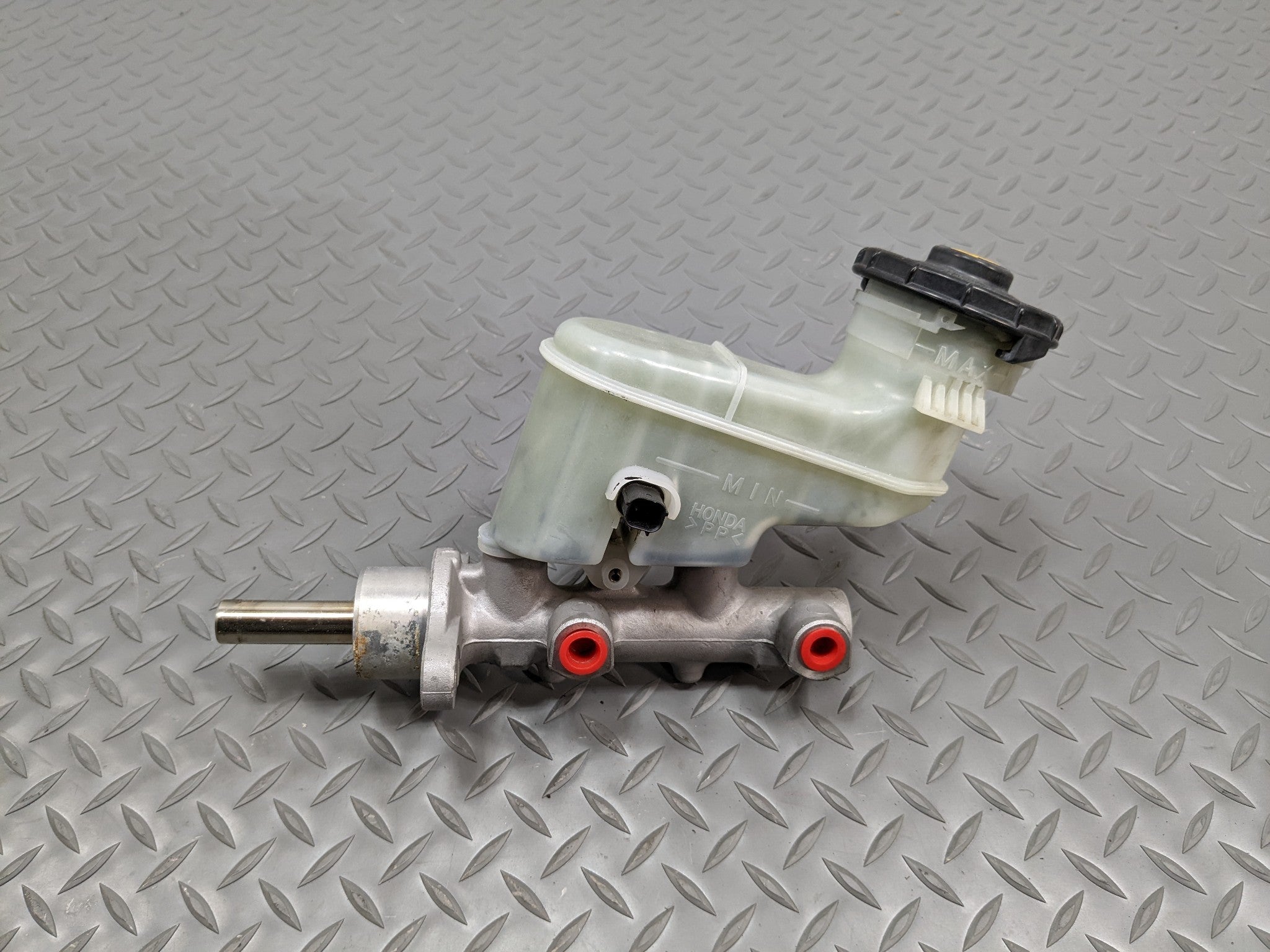 2004 - 2008 ACURA TSX OEM 2.4L BRAKE MASTER CYLINDER WITH RESERVOIR ASSEMBLY