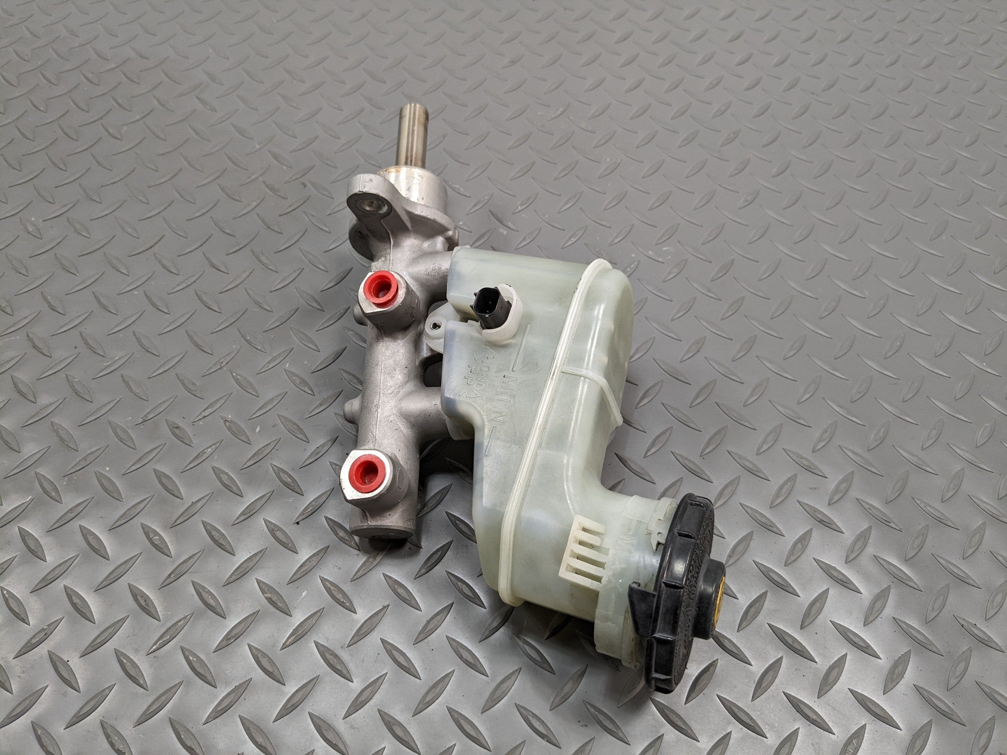 2004 - 2008 ACURA TSX OEM 2.4L BRAKE MASTER CYLINDER WITH RESERVOIR ASSEMBLY