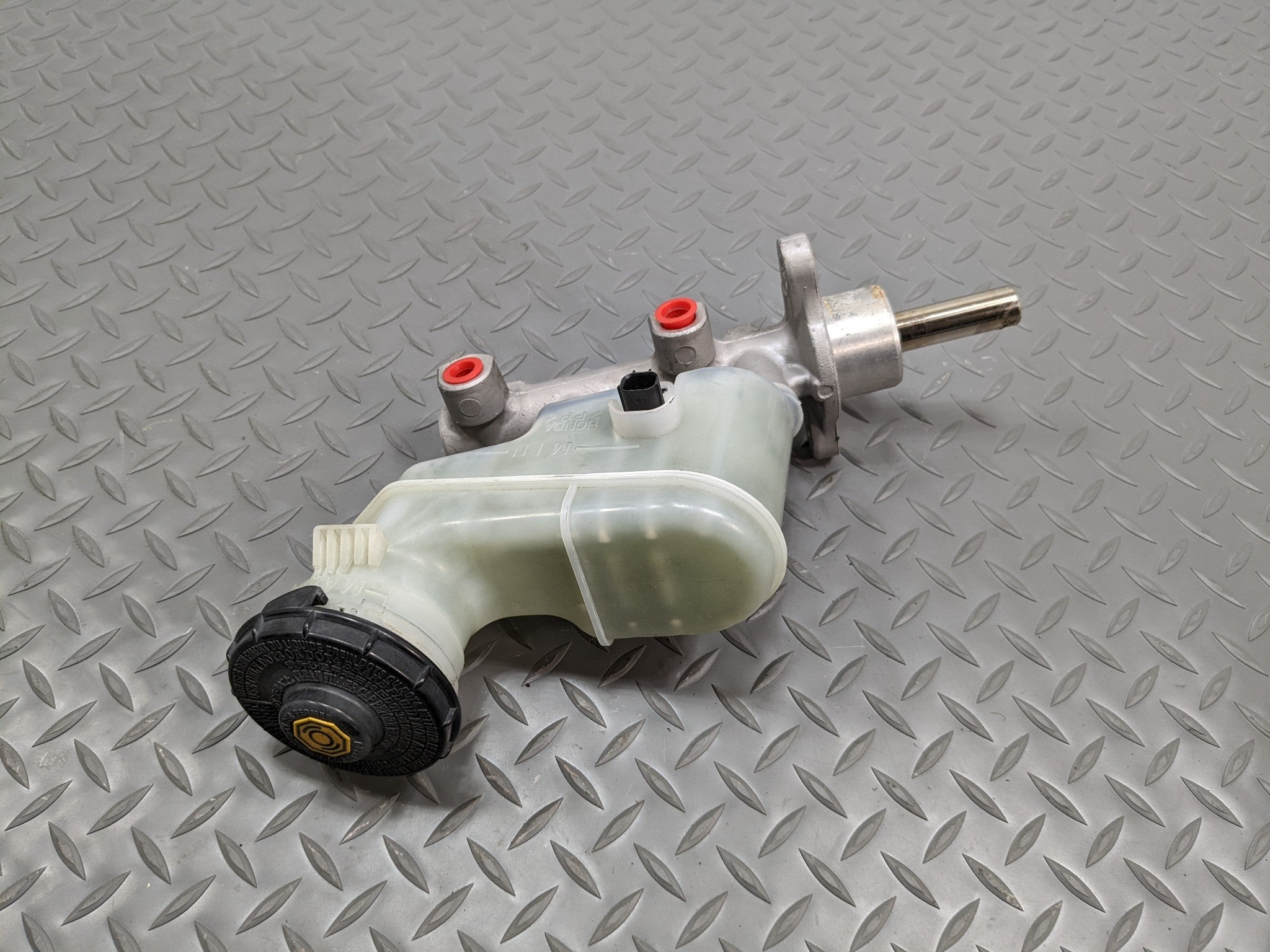 2004 - 2008 ACURA TSX OEM 2.4L BRAKE MASTER CYLINDER WITH RESERVOIR ASSEMBLY