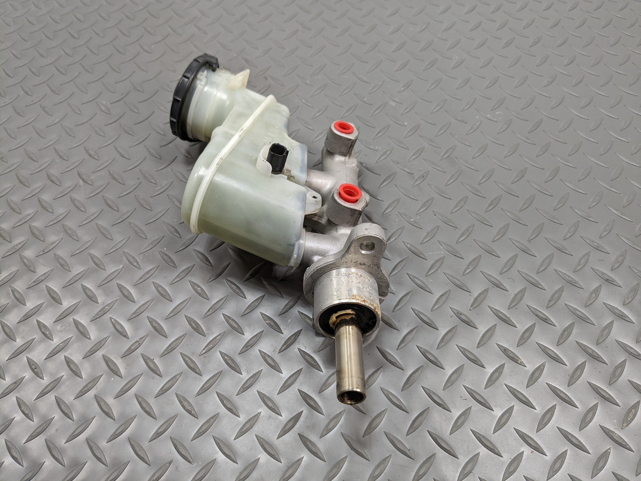 2004 - 2008 ACURA TSX OEM 2.4L BRAKE MASTER CYLINDER WITH RESERVOIR ASSEMBLY