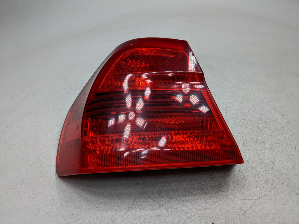 07 - 08 BMW 328I OEM OUTER TAILLIGHT LAMP QUARTER PANEL MOUNTED REAR RIGHT SIDE