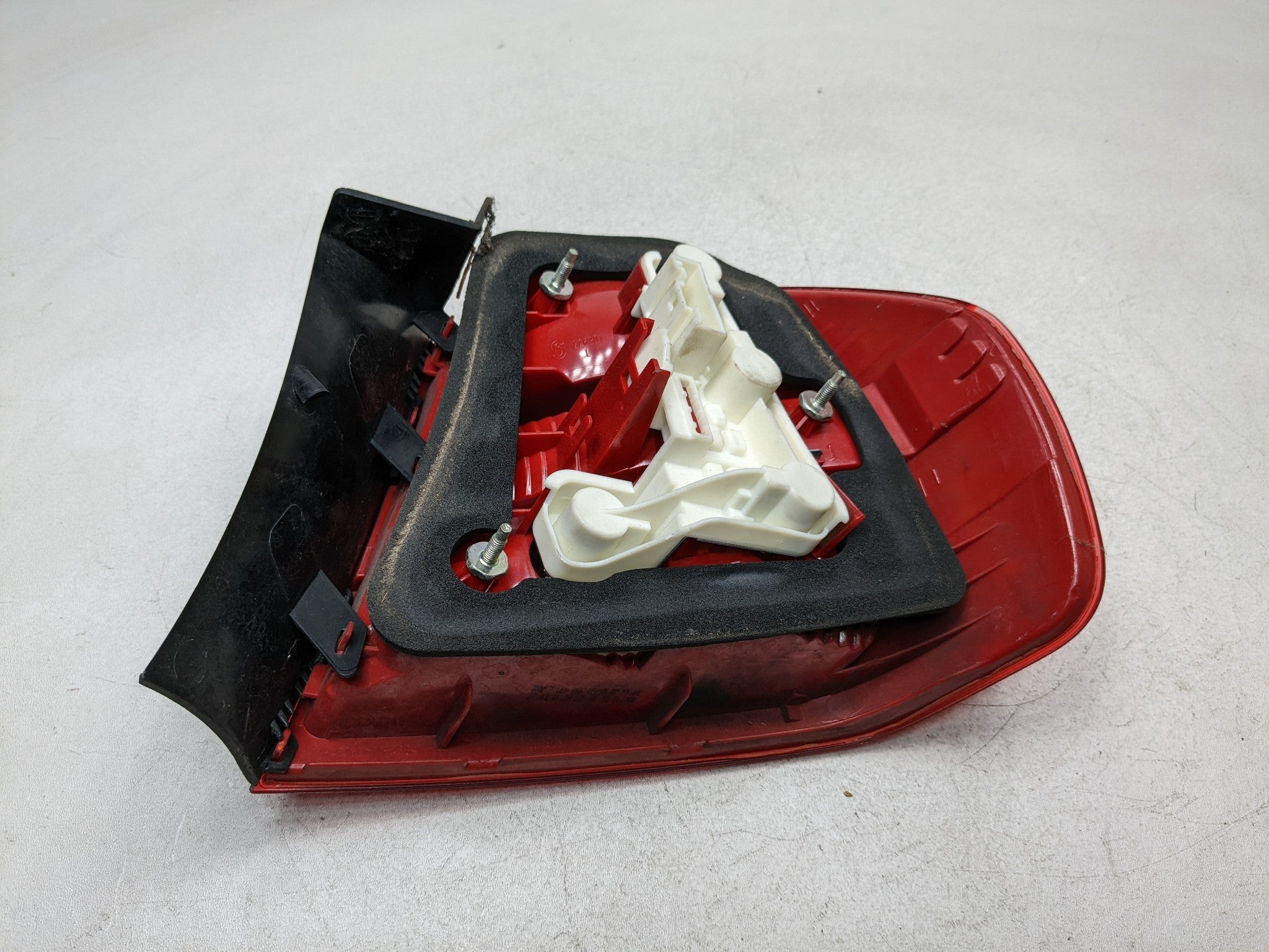 07 - 08 BMW 328I OEM OUTER TAILLIGHT LAMP QUARTER PANEL MOUNTED REAR RIGHT SIDE