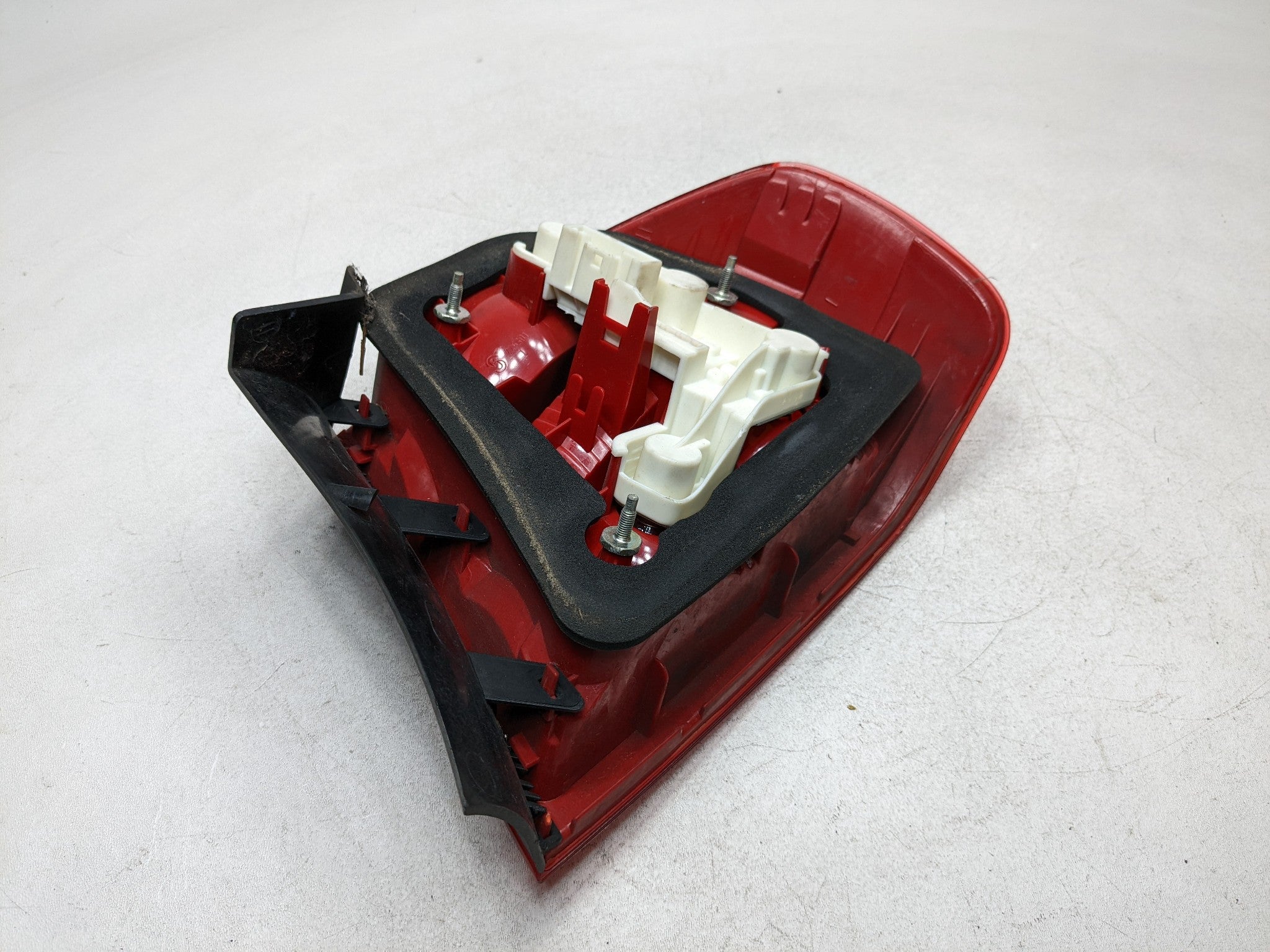 07 - 08 BMW 328I OEM OUTER TAILLIGHT LAMP QUARTER PANEL MOUNTED REAR RIGHT SIDE