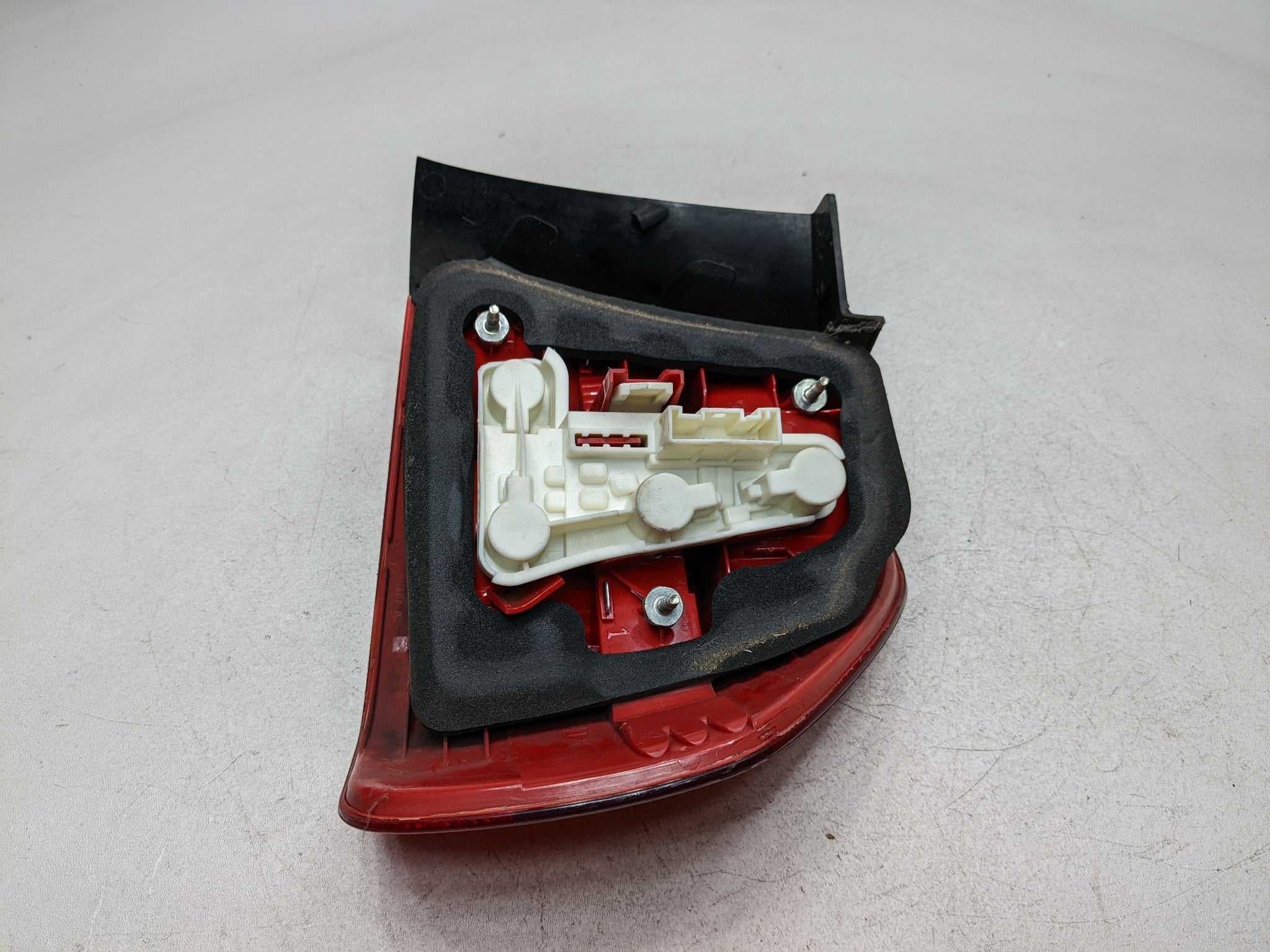 07 - 08 BMW 328I OEM OUTER TAILLIGHT LAMP QUARTER PANEL MOUNTED REAR RIGHT SIDE