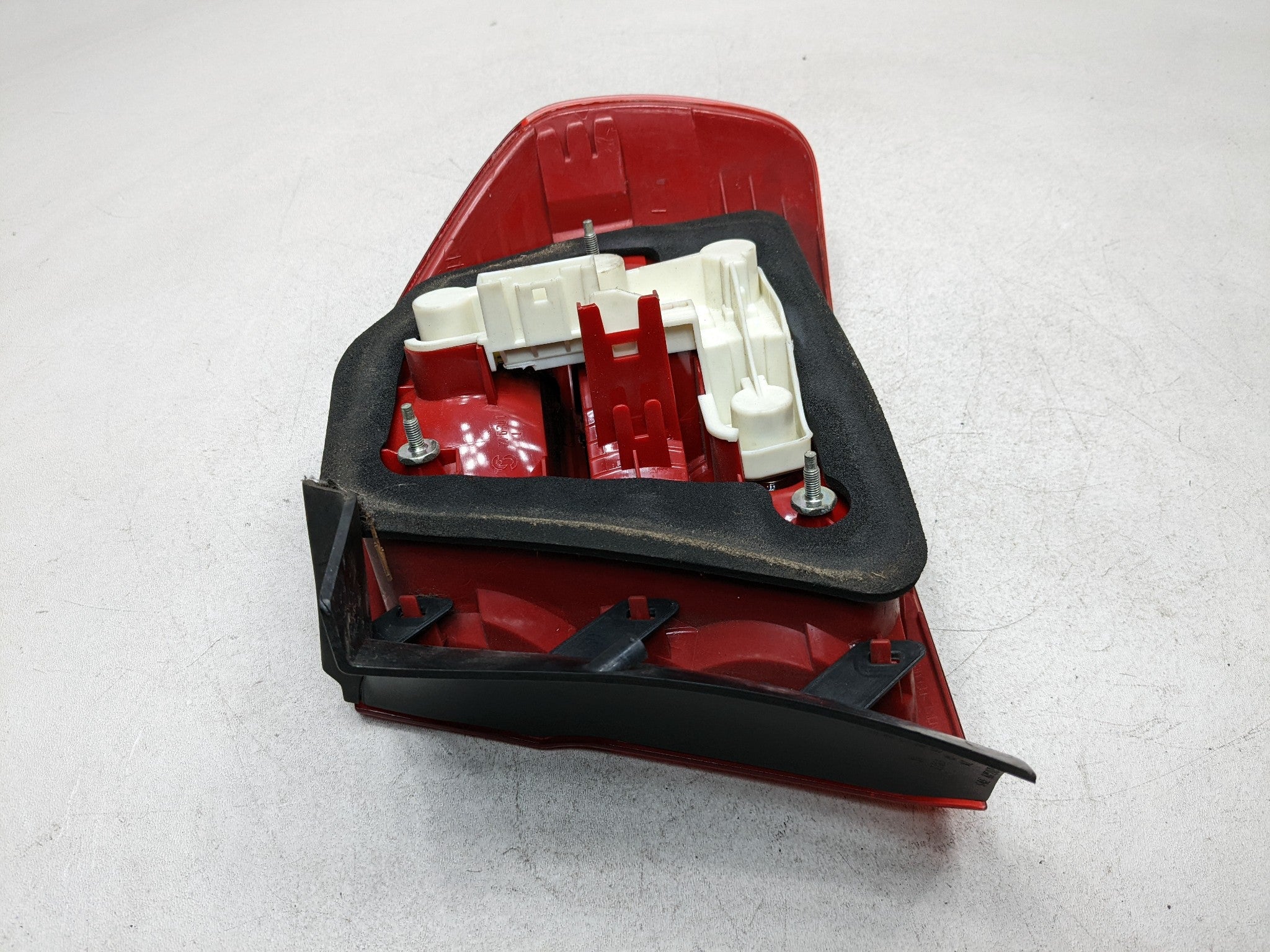 07 - 08 BMW 328I OEM OUTER TAILLIGHT LAMP QUARTER PANEL MOUNTED REAR RIGHT SIDE