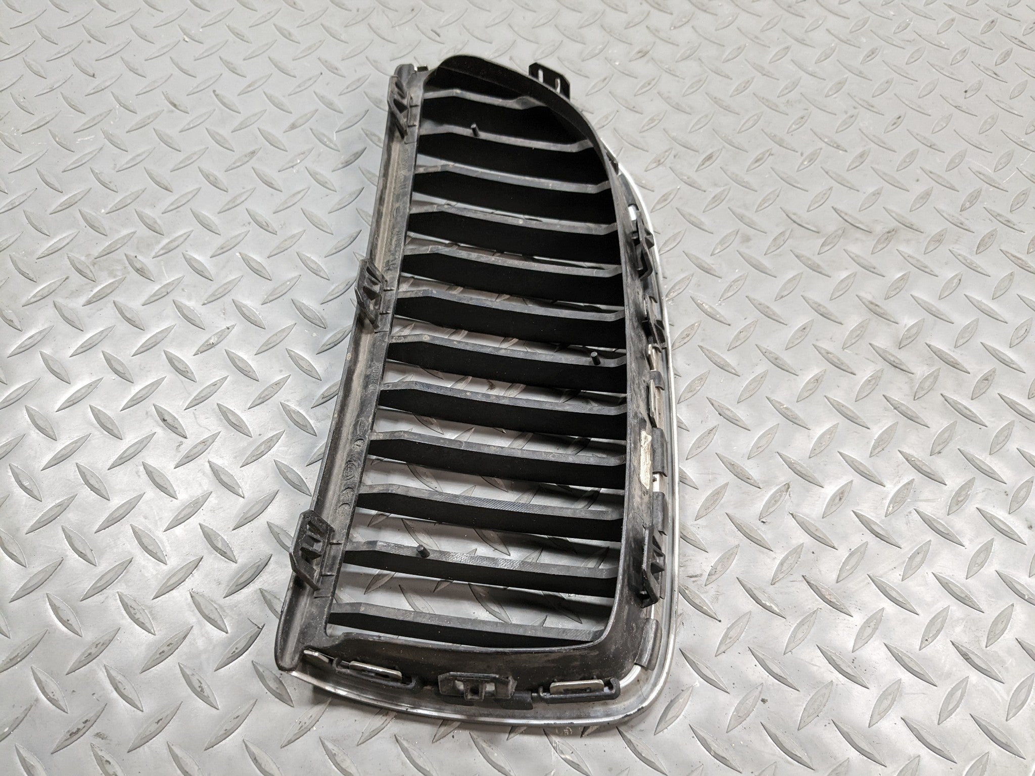 07 - 08 BMW 328I OEM GRILLE TRIM PANEL ASSEMBLY FRONT UPPER RIGHT PASSENGER SIDE