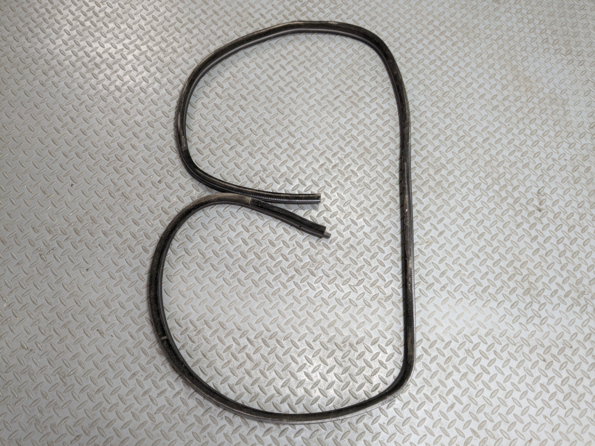 07 - 08 BMW 328I OEM DOOR SEAL WEATHER STRIPPING RUBBER REAR LEFT DRIVER SIDE