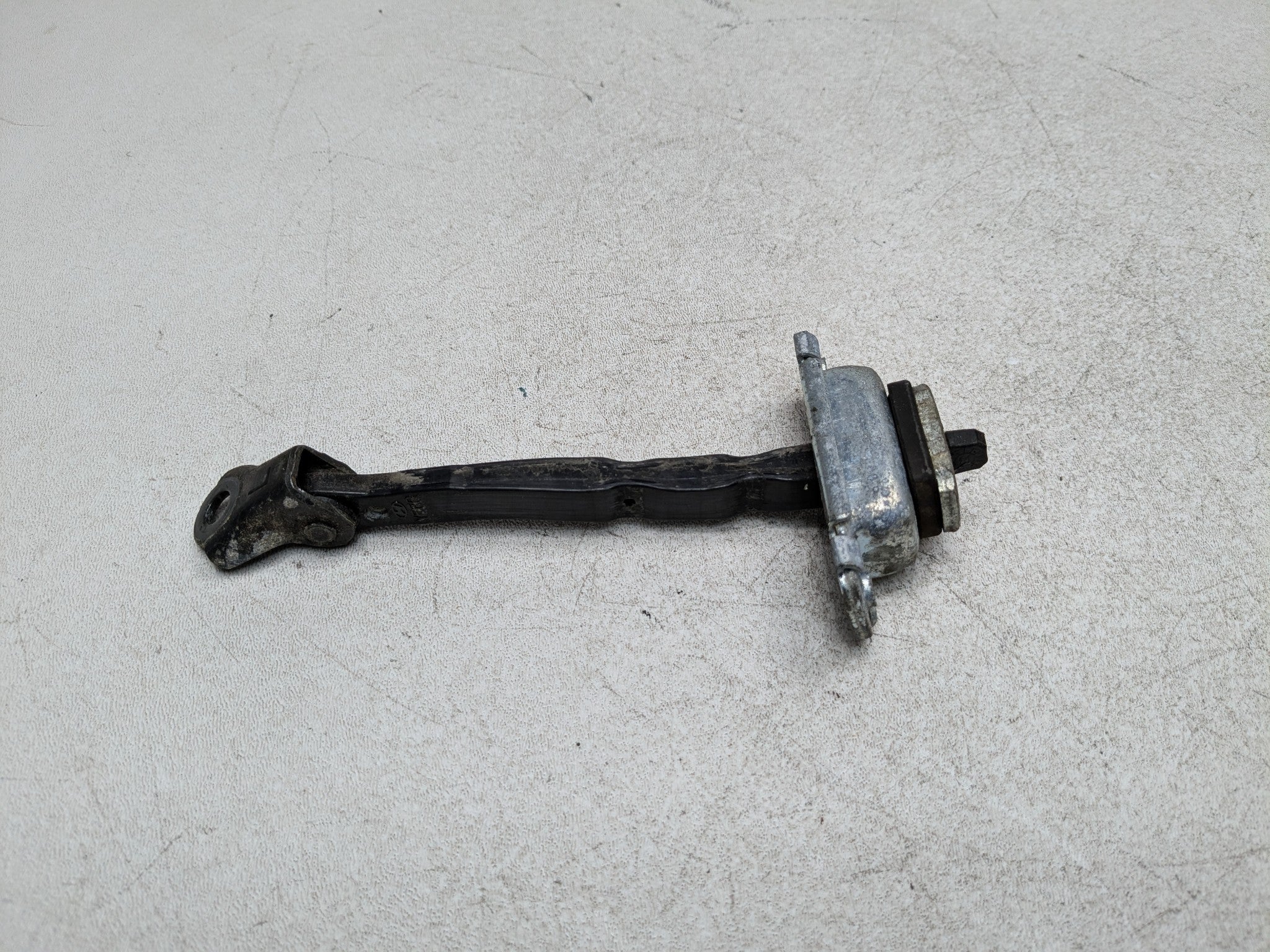 2011 - 2013 HYUNDAI SONATA OEM DOOR STOPPER CHECK STRAP FRONT LEFT DRIVER SIDE