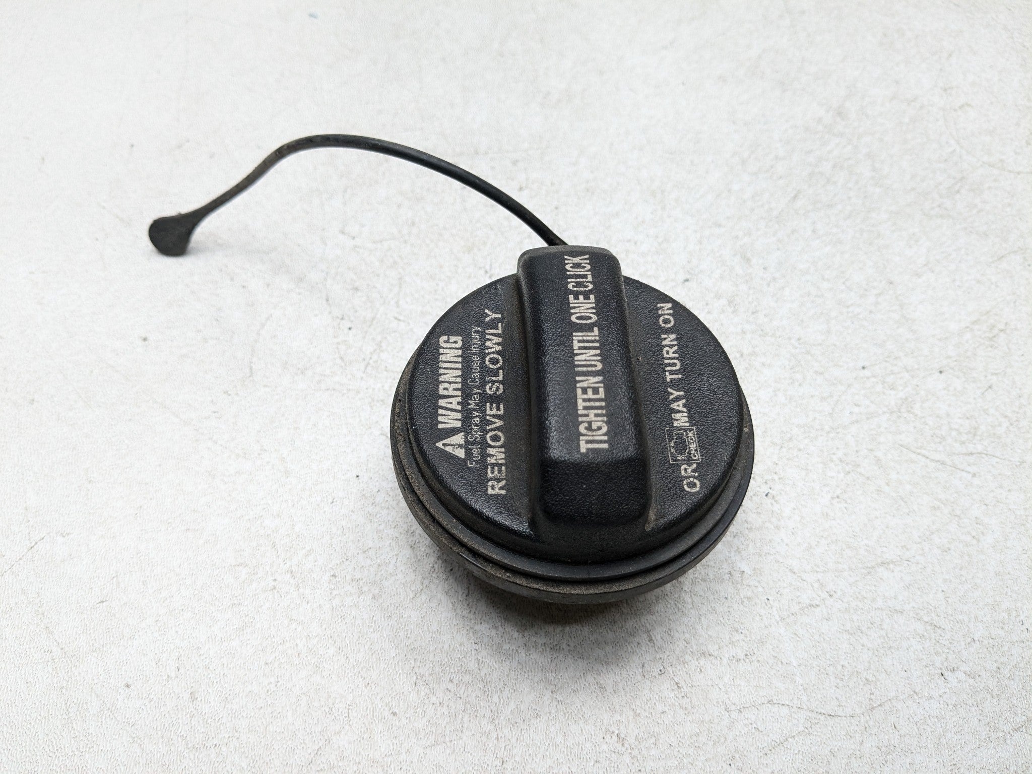 2011 - 2013 HYUNDAI SONATA OEM FUEL FILLER TANK RESERVOIR GAS LID COVER CAP