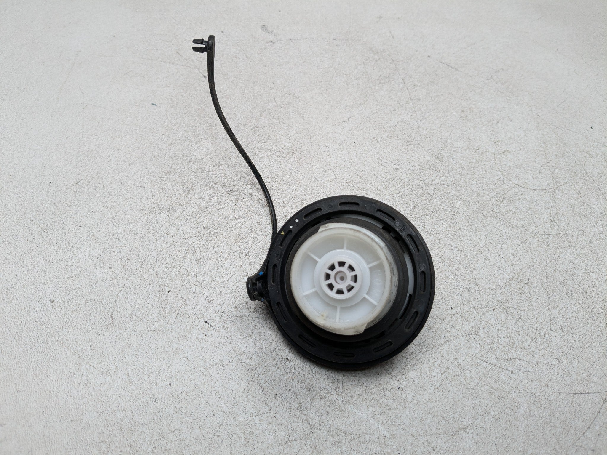 2011 - 2013 HYUNDAI SONATA OEM FUEL FILLER TANK RESERVOIR GAS LID COVER CAP