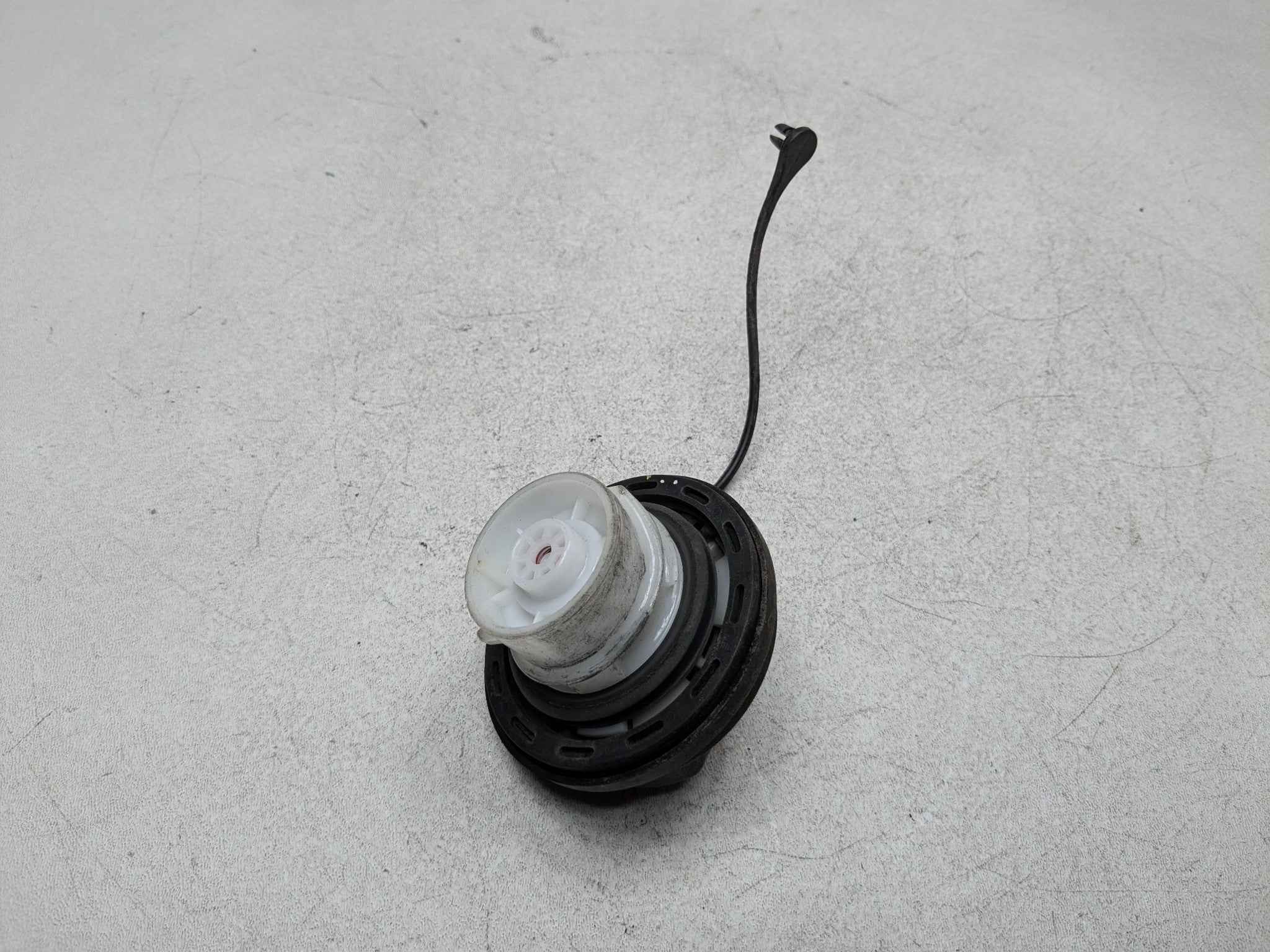 2011 - 2013 HYUNDAI SONATA OEM FUEL FILLER TANK RESERVOIR GAS LID COVER CAP