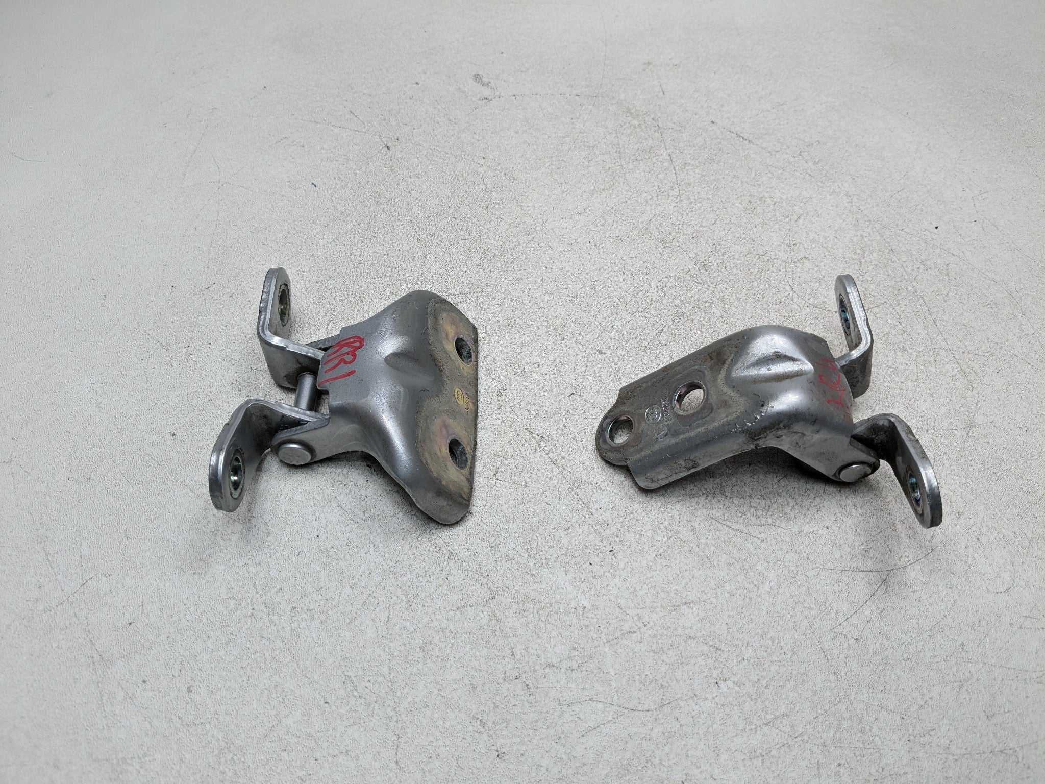 2011 - 2013 HYUNDAI SONATA OEM DOOR HINGE SET OF 2 REAR RIGHT PASSENGER SIDE