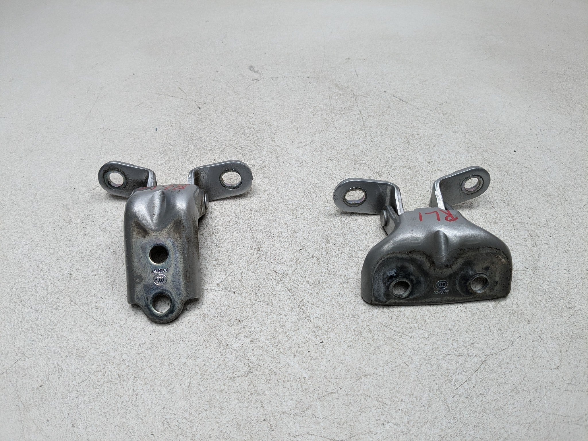 2011 - 2013 HYUNDAI SONATA OEM DOOR HINGE SET OF 2 REAR LEFT DRIVER SIDE