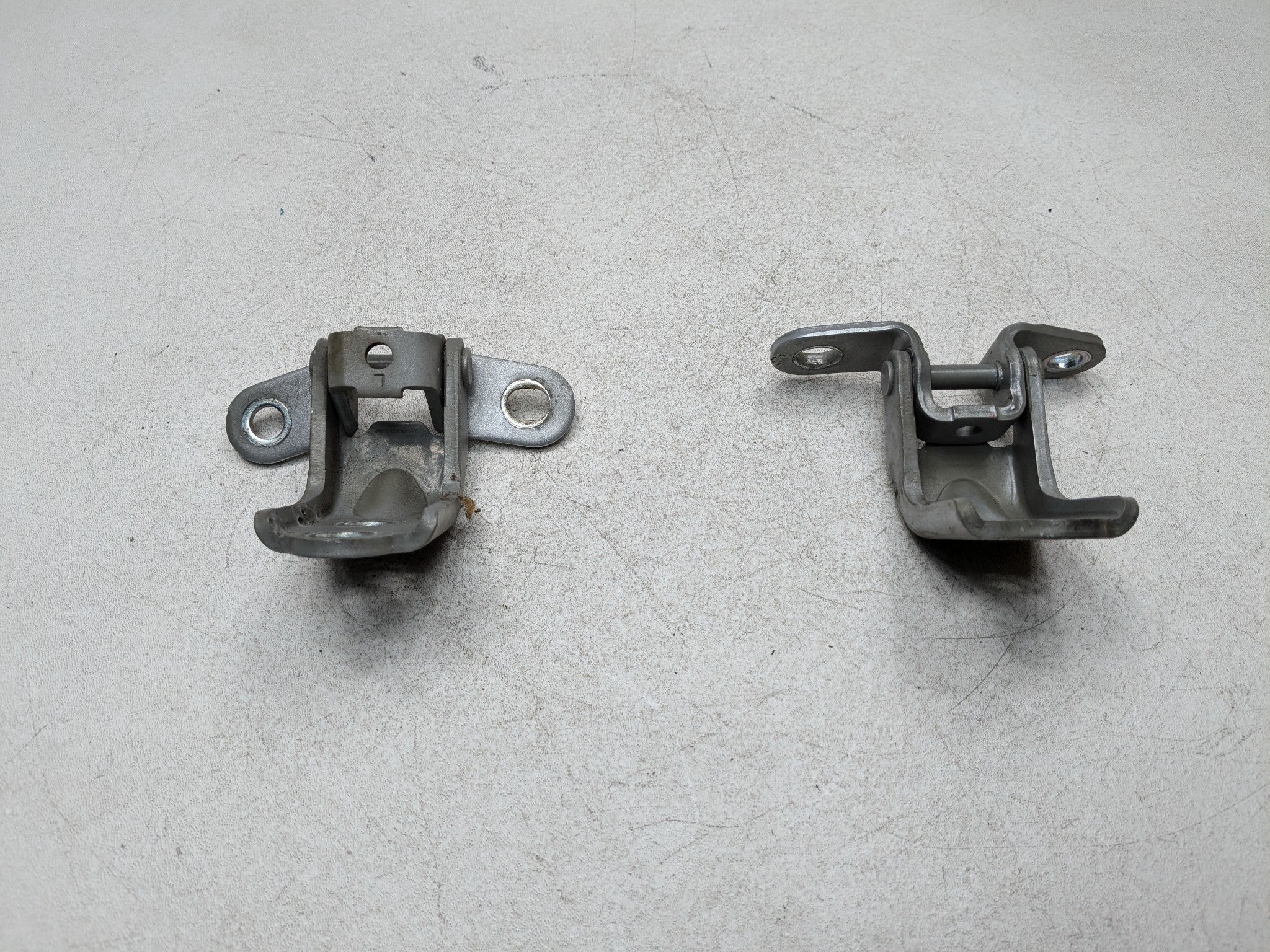 2011 - 2013 HYUNDAI SONATA OEM DOOR HINGE SET OF 2 FRONT RIGHT PASSENGER SIDE
