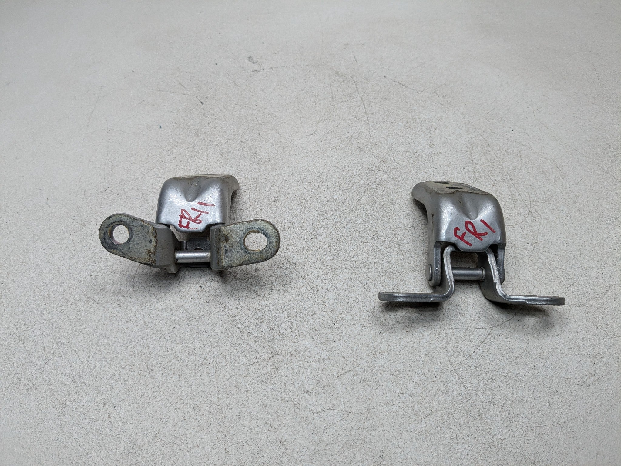2011 - 2013 HYUNDAI SONATA OEM DOOR HINGE SET OF 2 FRONT RIGHT PASSENGER SIDE