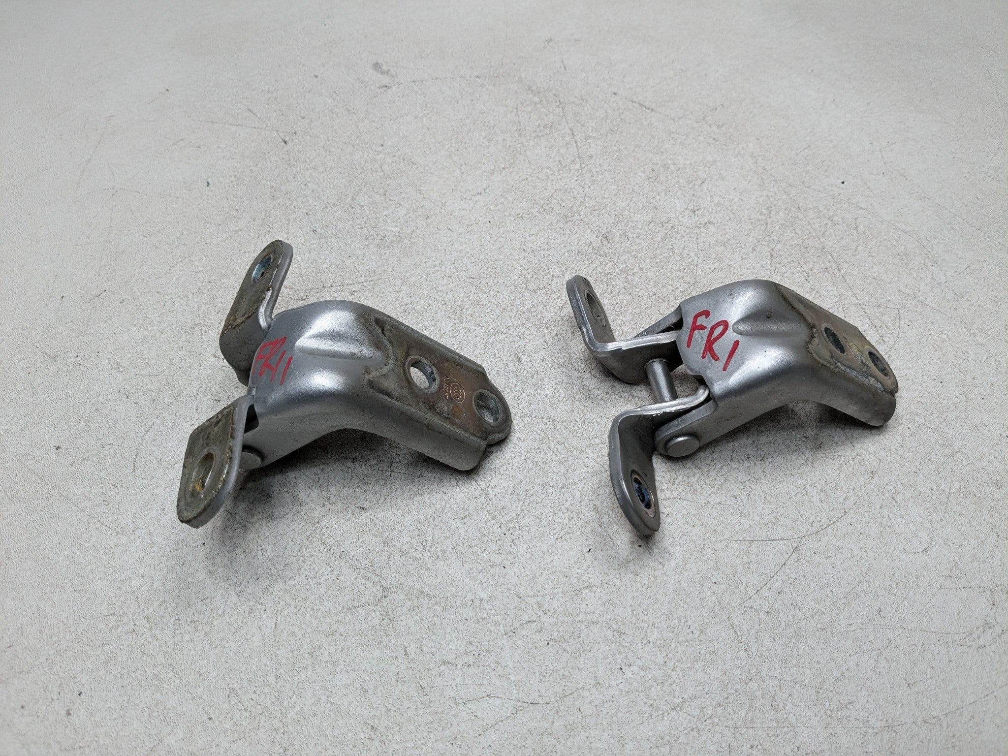 2011 - 2013 HYUNDAI SONATA OEM DOOR HINGE SET OF 2 FRONT RIGHT PASSENGER SIDE