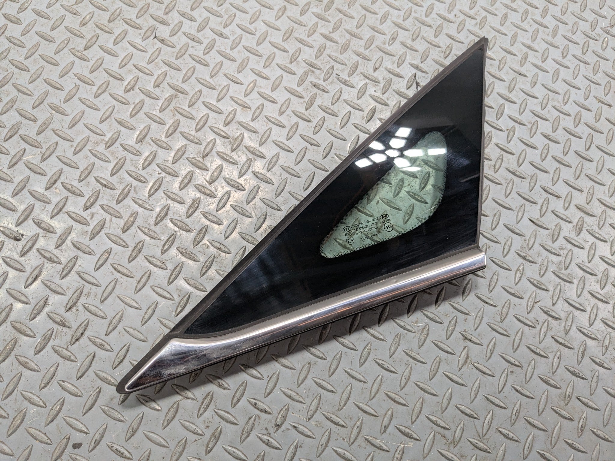 11 - 13 HYUNDAI SONATA OEM QUARTER GLASS WITH CHROME STRIP REAR PASSENGERS RIGHT