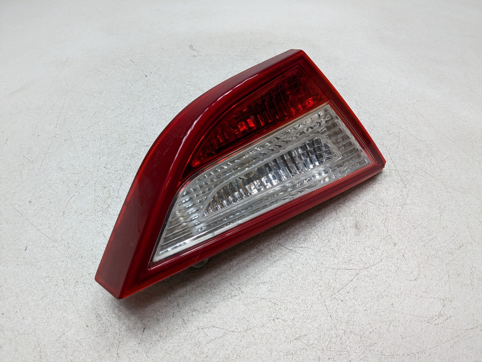 2011 - 2013 HYUNDAI SONATA OEM INNER TRUNK DECKLID TAILLIGHT LAMP REAR RIGHT