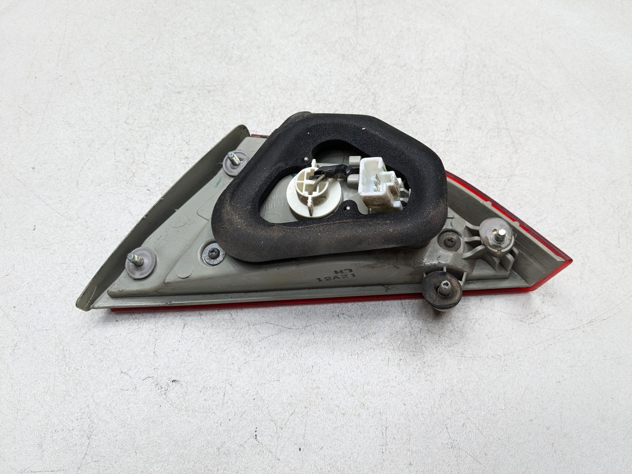2011 - 2013 HYUNDAI SONATA OEM INNER TRUNK DECKLID TAILLIGHT LAMP REAR RIGHT