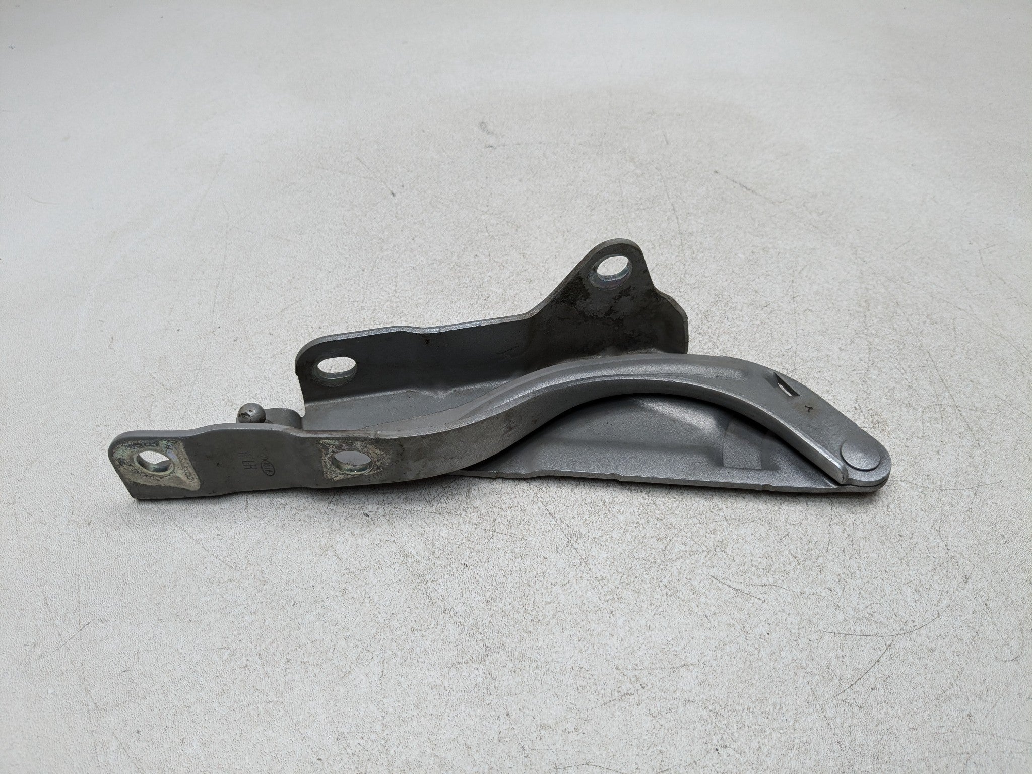 2011 - 2013 HYUNDAI SONATA OEM HOOD HINGE SUPPORT BRACKET FRONT LEFT DRIVER SIDE