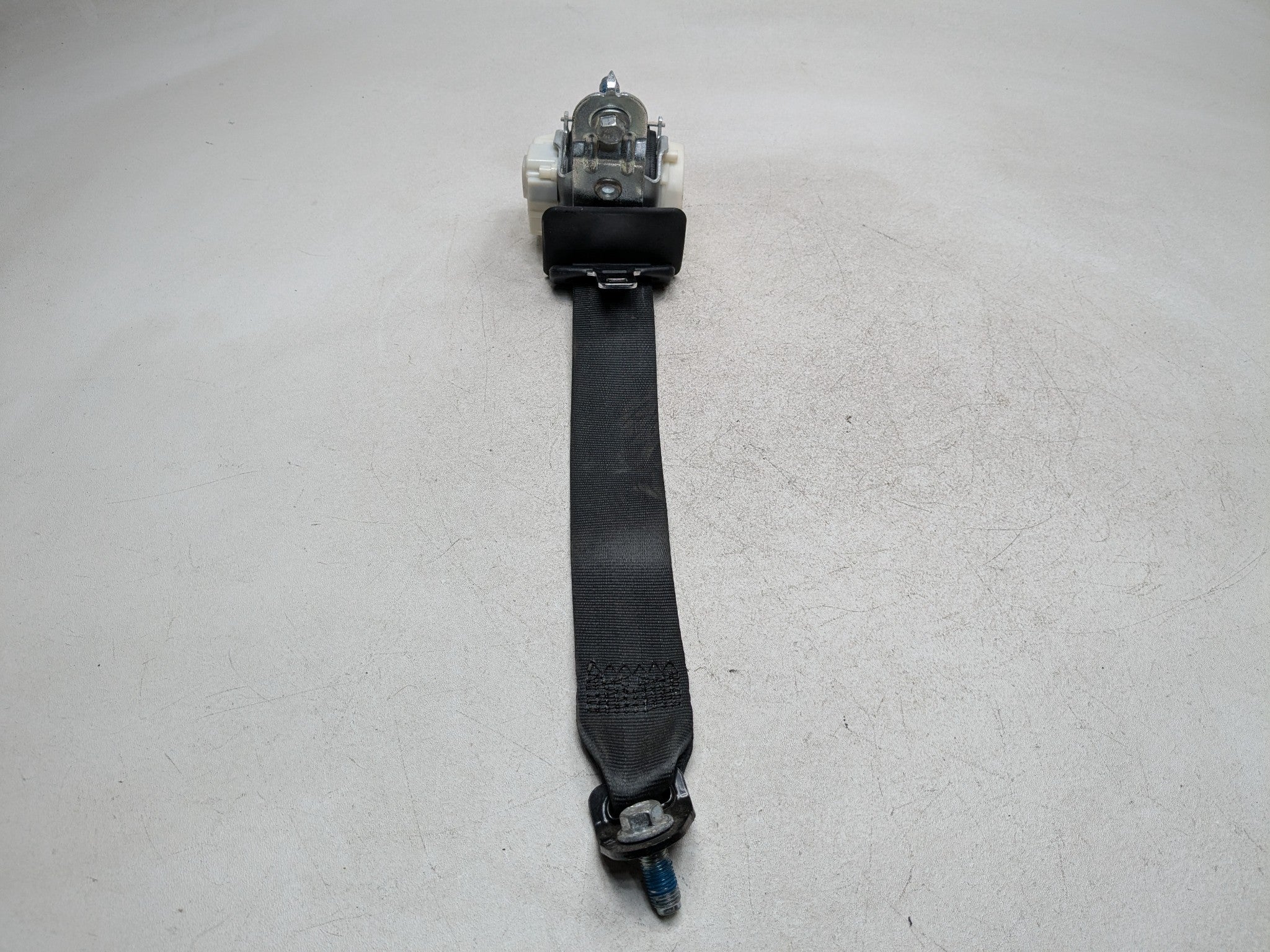 2011 - 2013 HYUNDAI SONATA OEM SEAT BELT RETRACTOR ASSEMBLY REAR CENTER