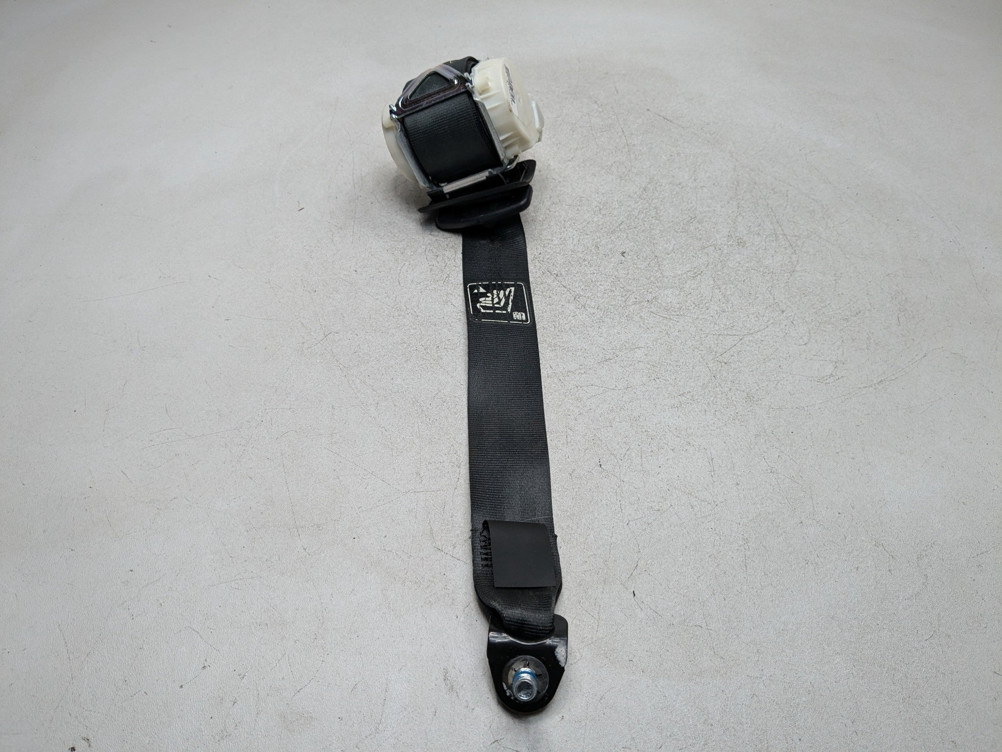 2011 - 2013 HYUNDAI SONATA OEM SEAT BELT RETRACTOR ASSEMBLY REAR CENTER