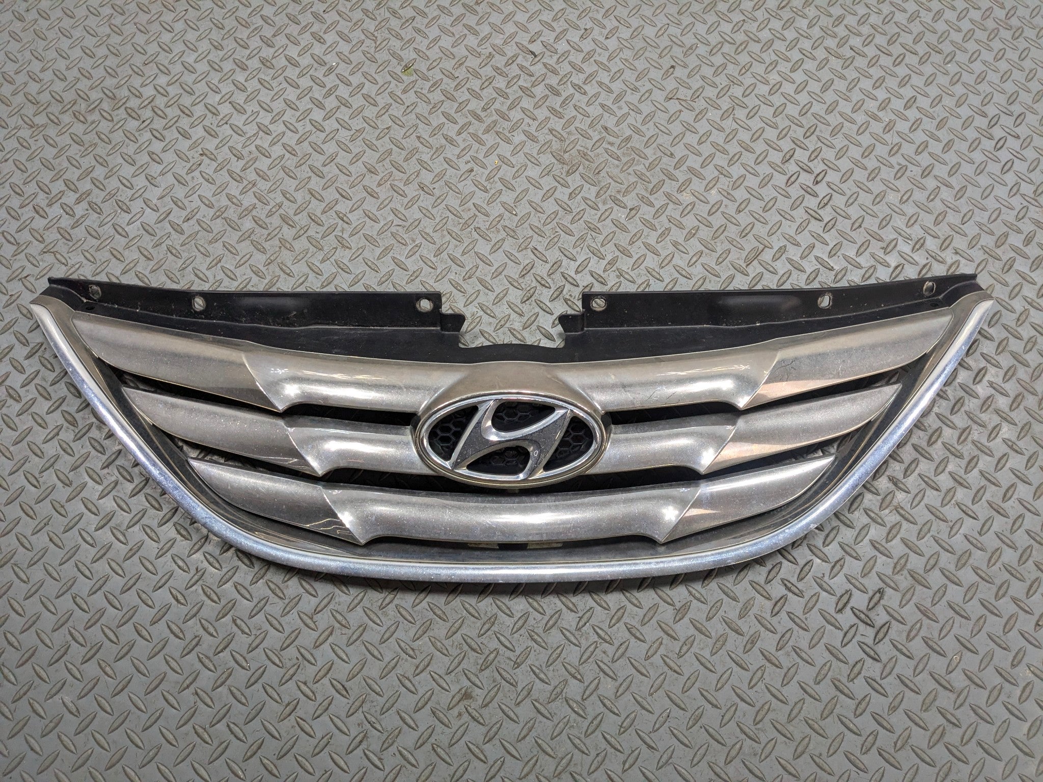 2011 - 2013 HYUNDAI SONATA OEM GRILLE WITH EMBLEM FRONT CENTER UPPER BUMPER
