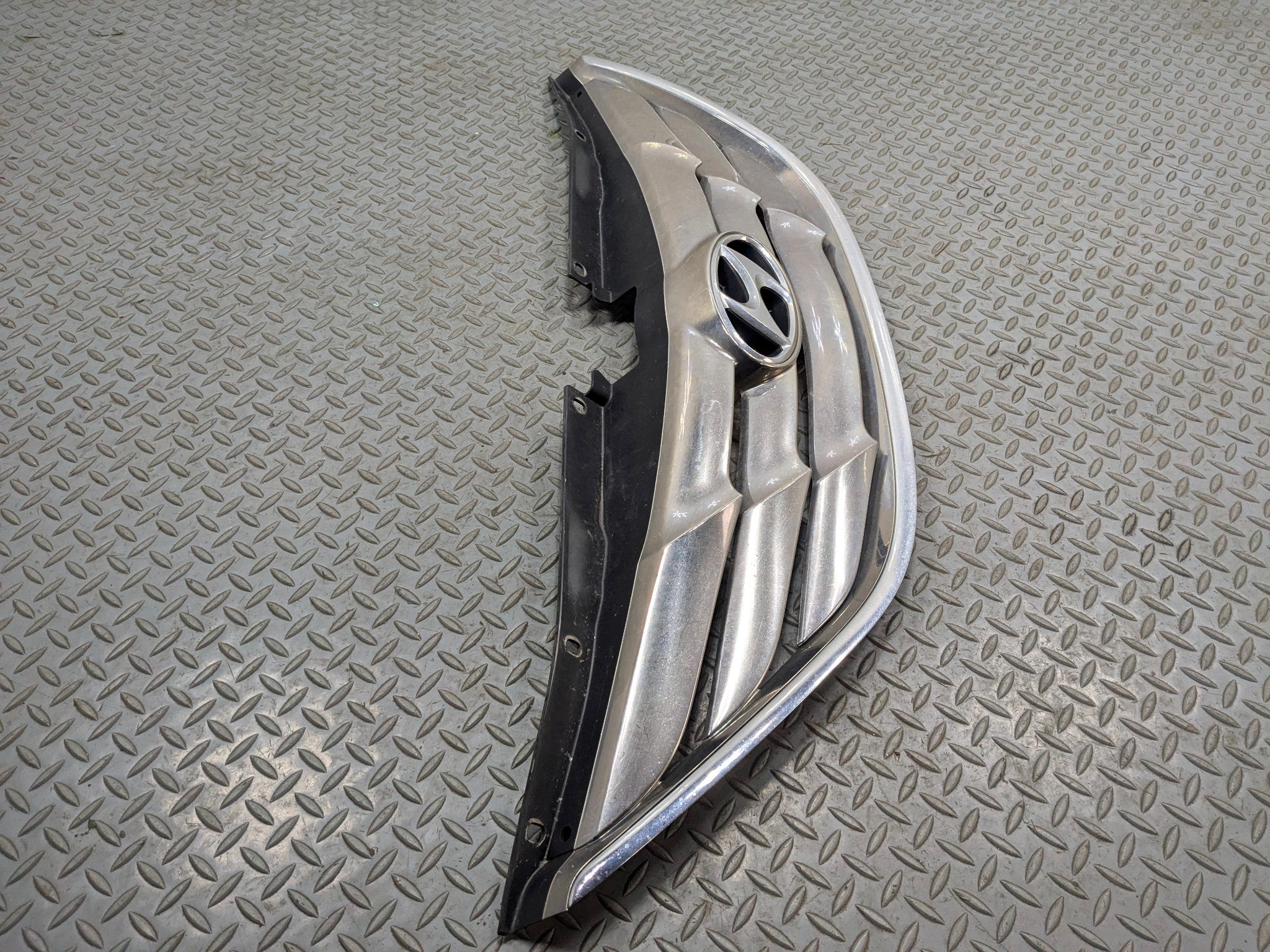 2011 - 2013 HYUNDAI SONATA OEM GRILLE WITH EMBLEM FRONT CENTER UPPER BUMPER