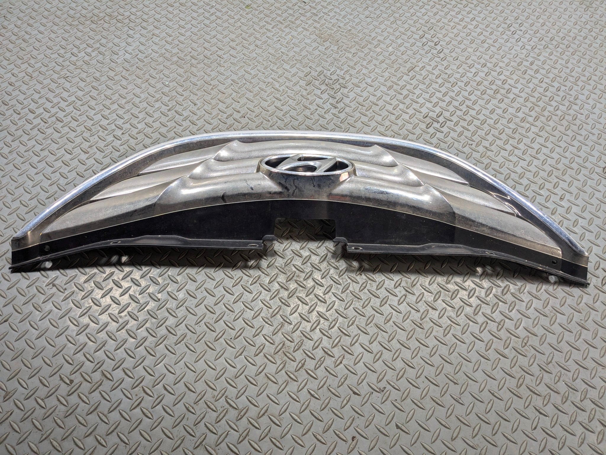 2011 - 2013 HYUNDAI SONATA OEM GRILLE WITH EMBLEM FRONT CENTER UPPER BUMPER