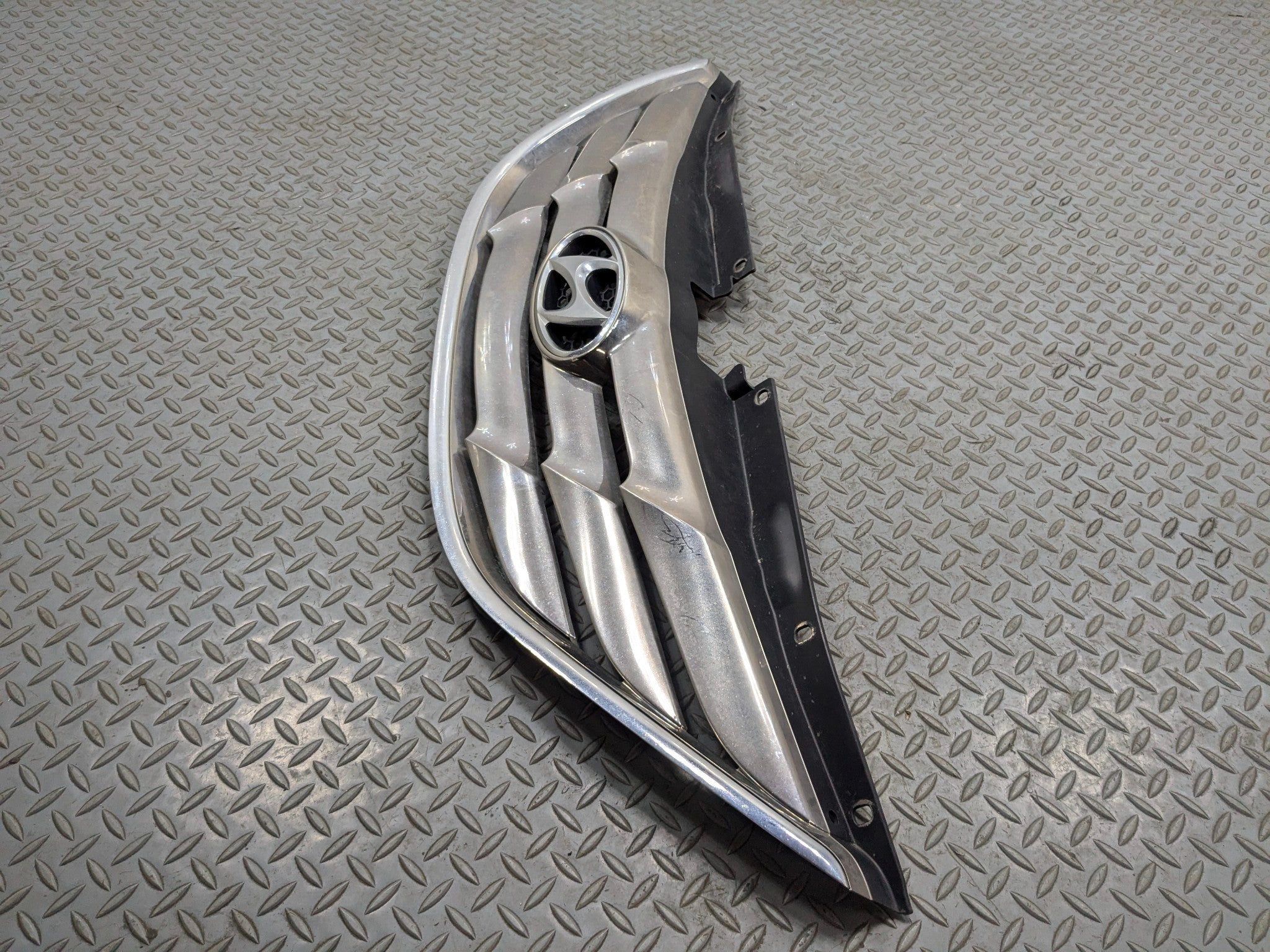 2011 - 2013 HYUNDAI SONATA OEM GRILLE WITH EMBLEM FRONT CENTER UPPER BUMPER