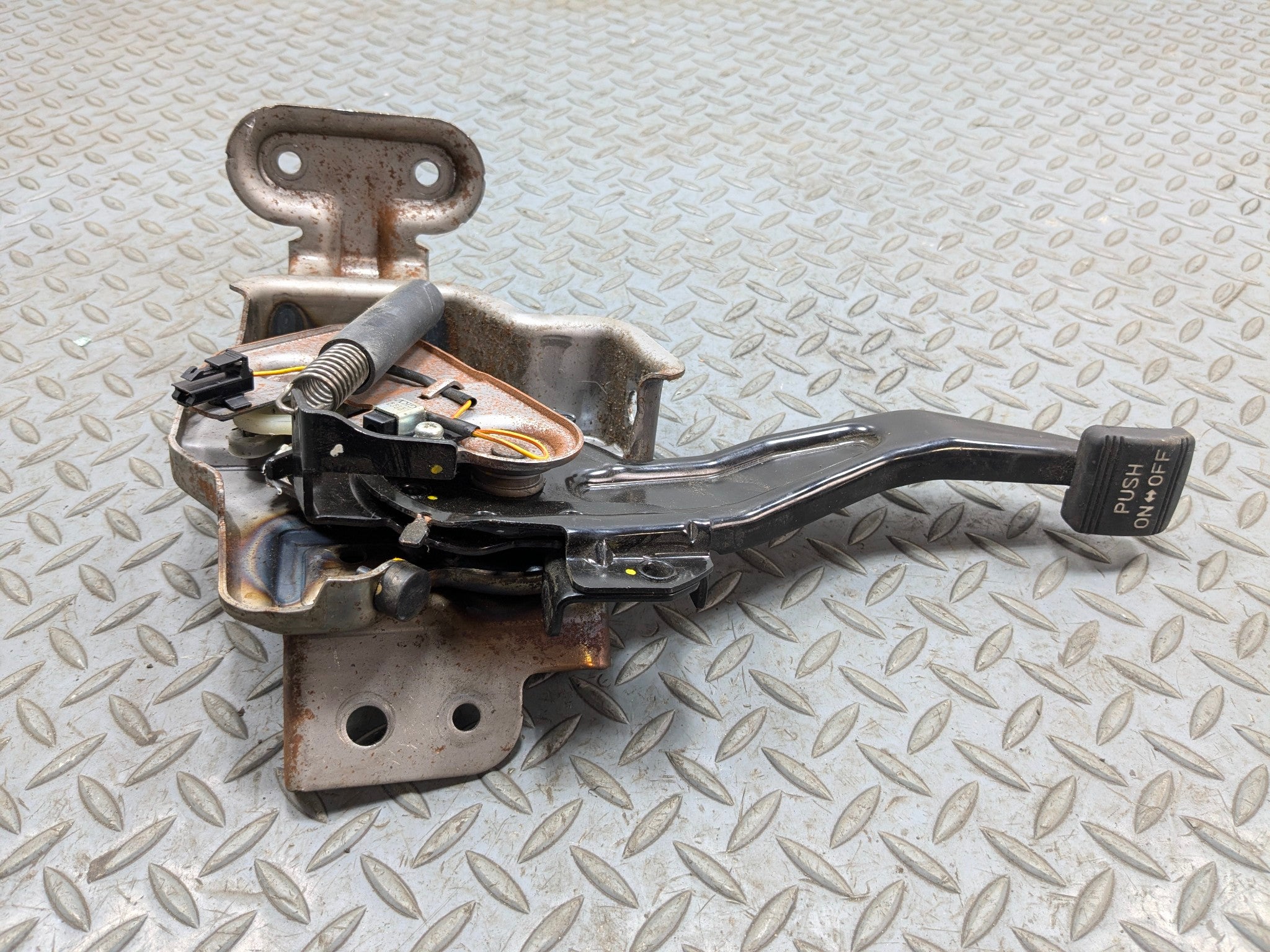 2011 - 2013 HYUNDAI SONATA OEM EMERGENCY BRAKE STOP FOOT PEDAL WITH BRACKET