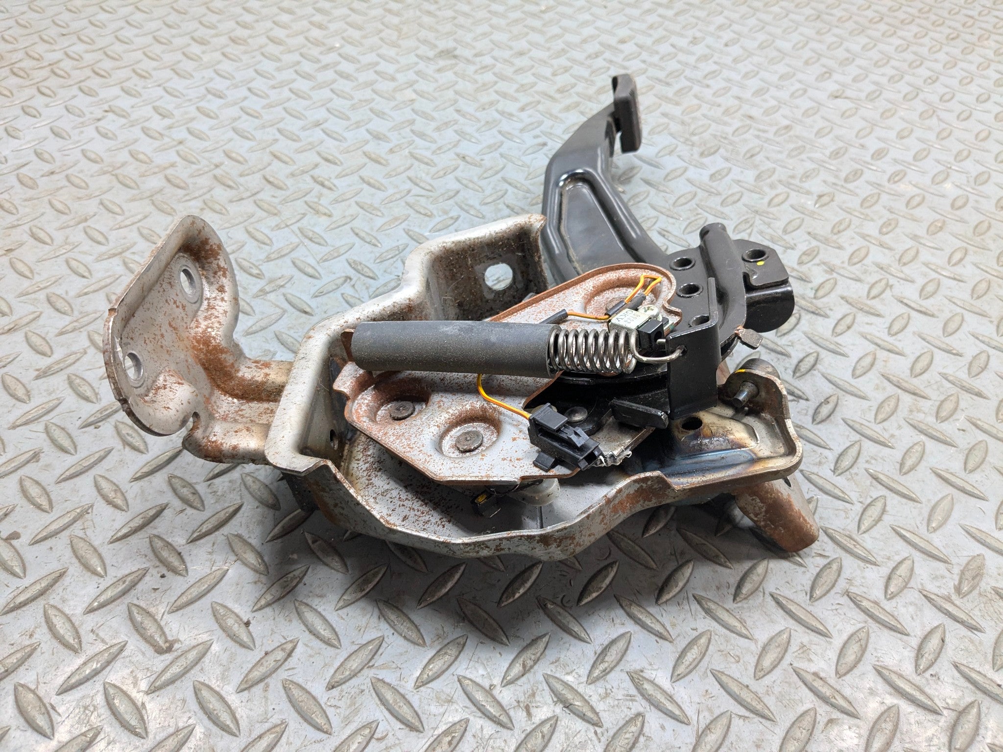 2011 - 2013 HYUNDAI SONATA OEM EMERGENCY BRAKE STOP FOOT PEDAL WITH BRACKET