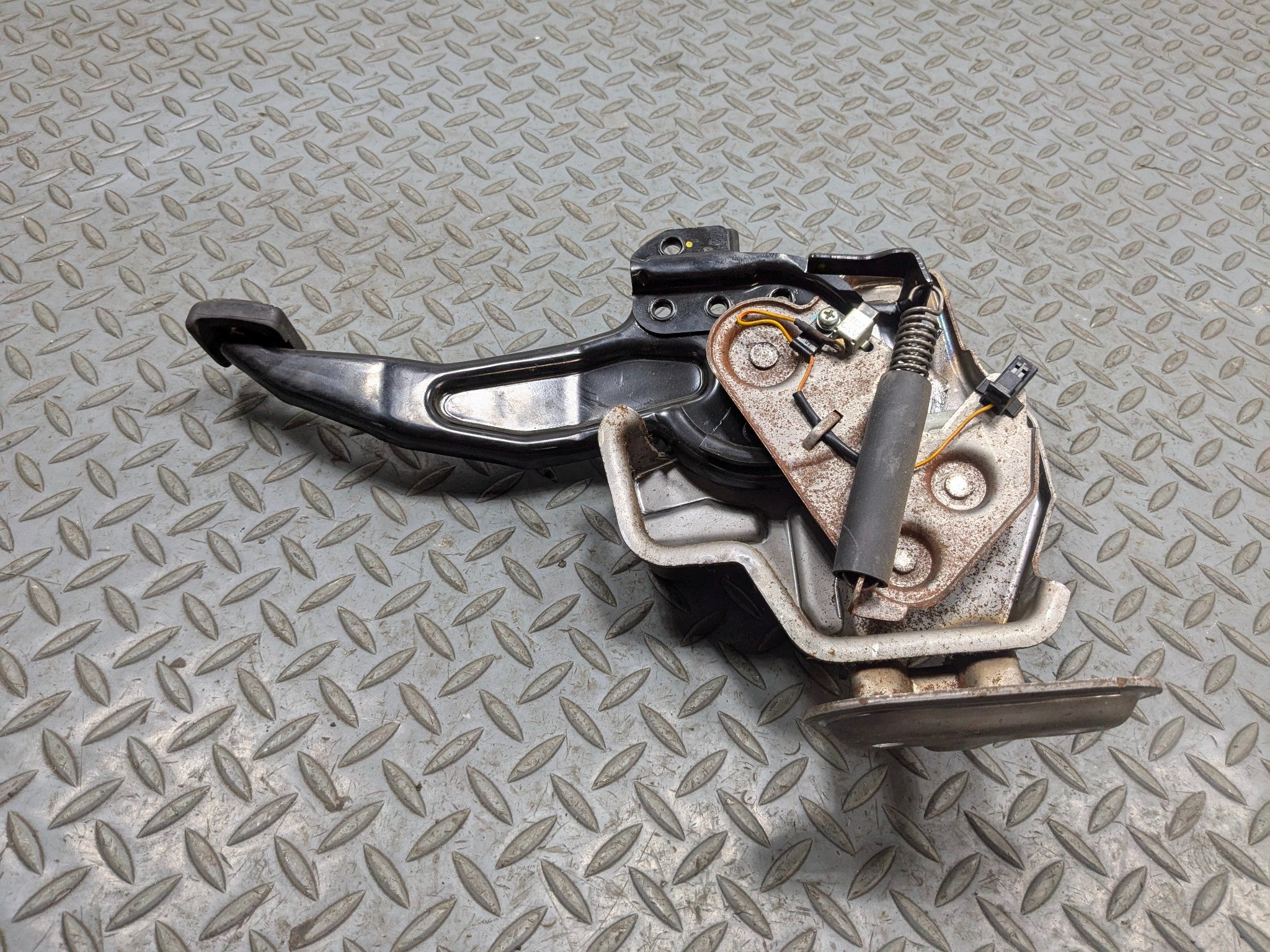 2011 - 2013 HYUNDAI SONATA OEM EMERGENCY BRAKE STOP FOOT PEDAL WITH BRACKET
