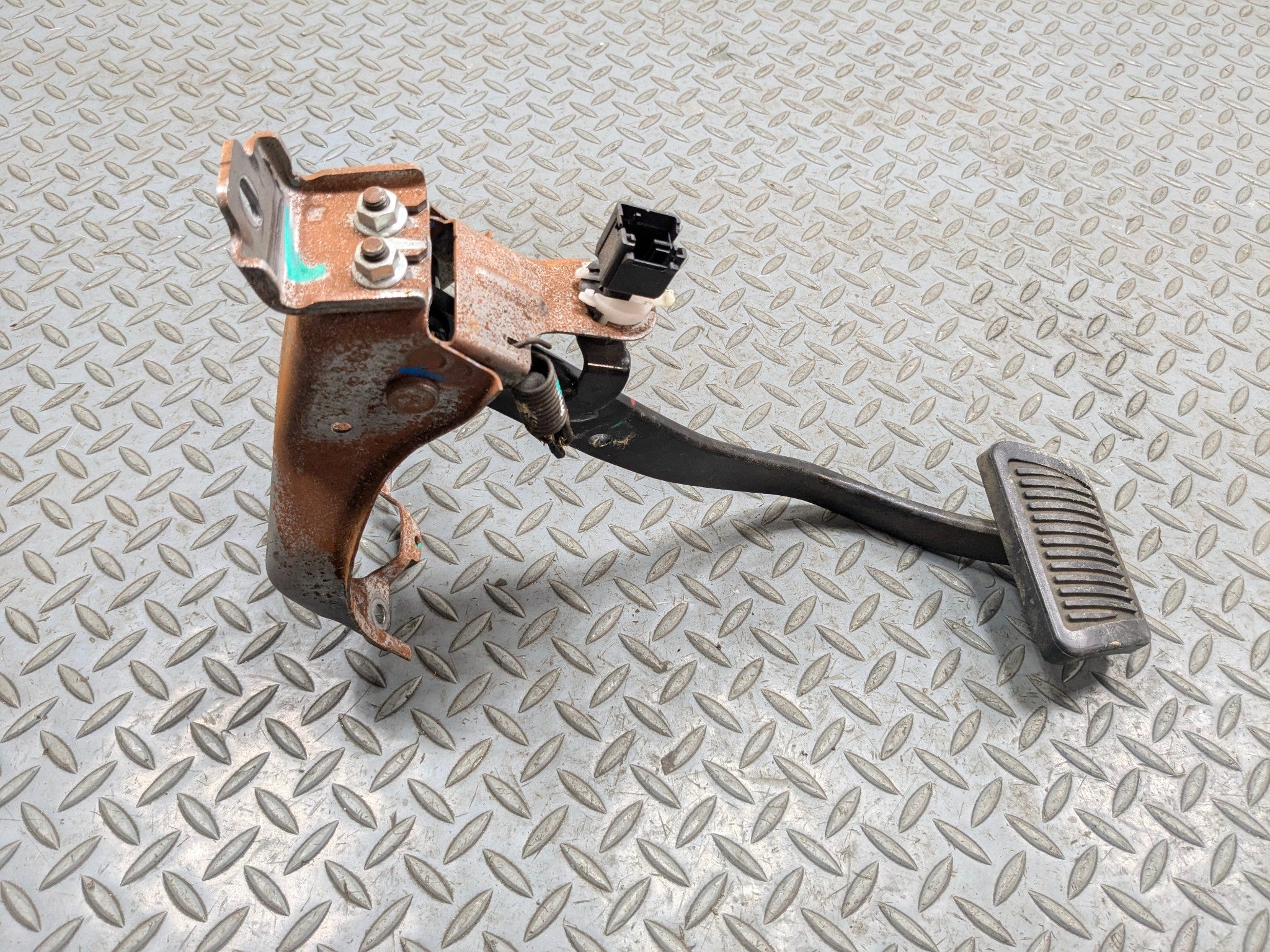 2011 - 2013 HYUNDAI SONATA OEM FOOT BRAKE PEDAL FRONT FLOOR WITH SUPPORT BRACKET
