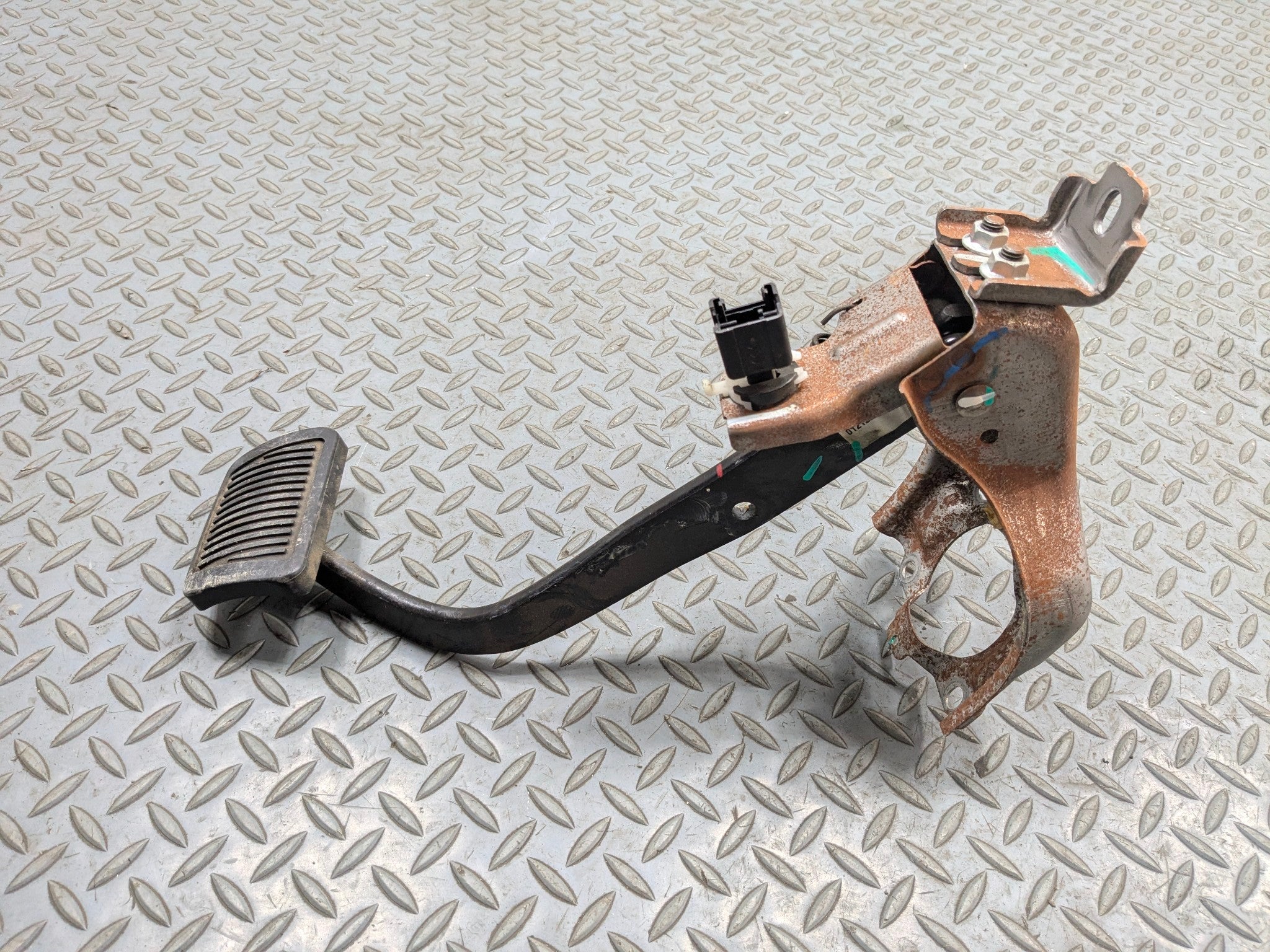 2011 - 2013 HYUNDAI SONATA OEM FOOT BRAKE PEDAL FRONT FLOOR WITH SUPPORT BRACKET