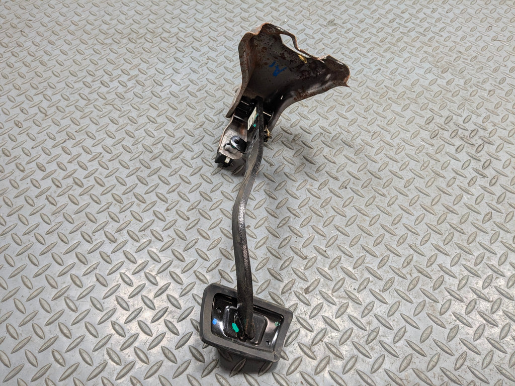 2011 - 2013 HYUNDAI SONATA OEM FOOT BRAKE PEDAL FRONT FLOOR WITH SUPPORT BRACKET