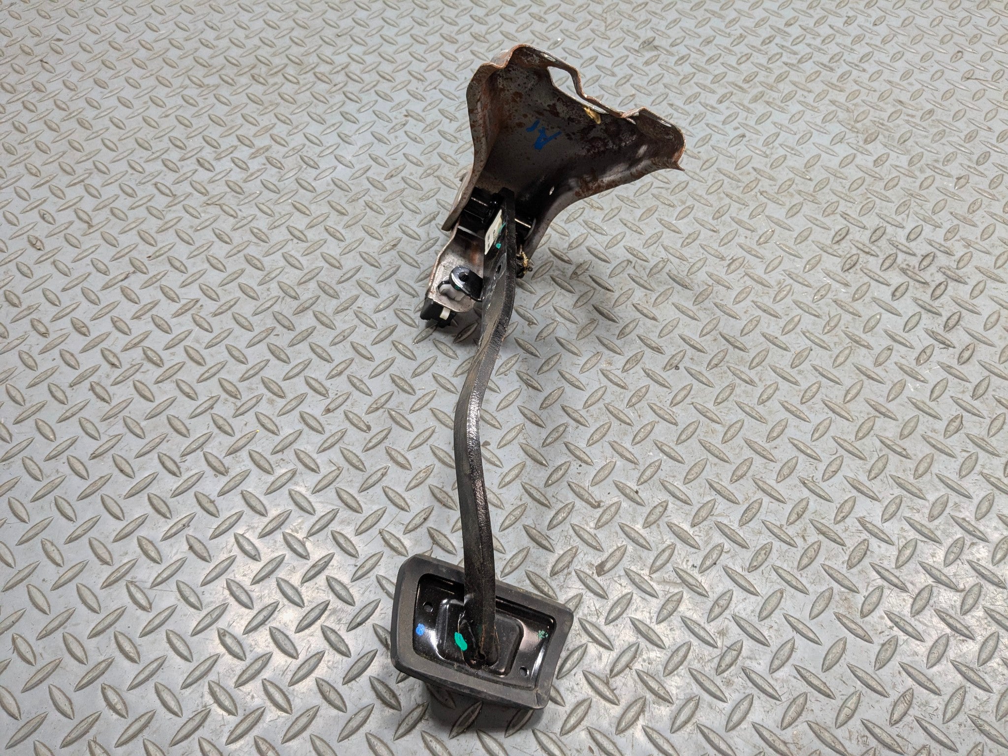 2011 - 2013 HYUNDAI SONATA OEM FOOT BRAKE PEDAL FRONT FLOOR WITH SUPPORT BRACKET