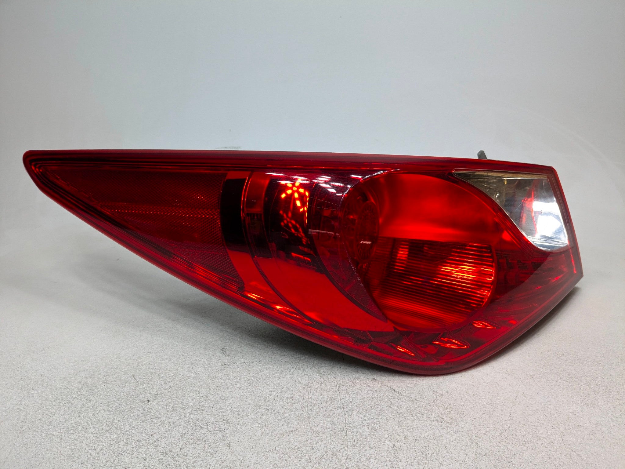 2011 - 2013 HYUNDAI SONATA OEM OUTER QUARTER PANEL MOUNTED TAIL LIGHT REAR LEFT