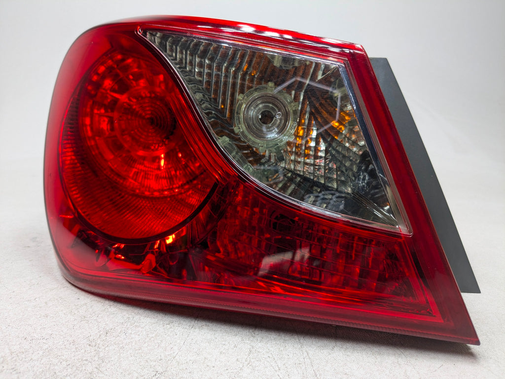 2011 - 2013 HYUNDAI SONATA OEM OUTER QUARTER PANEL MOUNTED TAIL LIGHT REAR LEFT