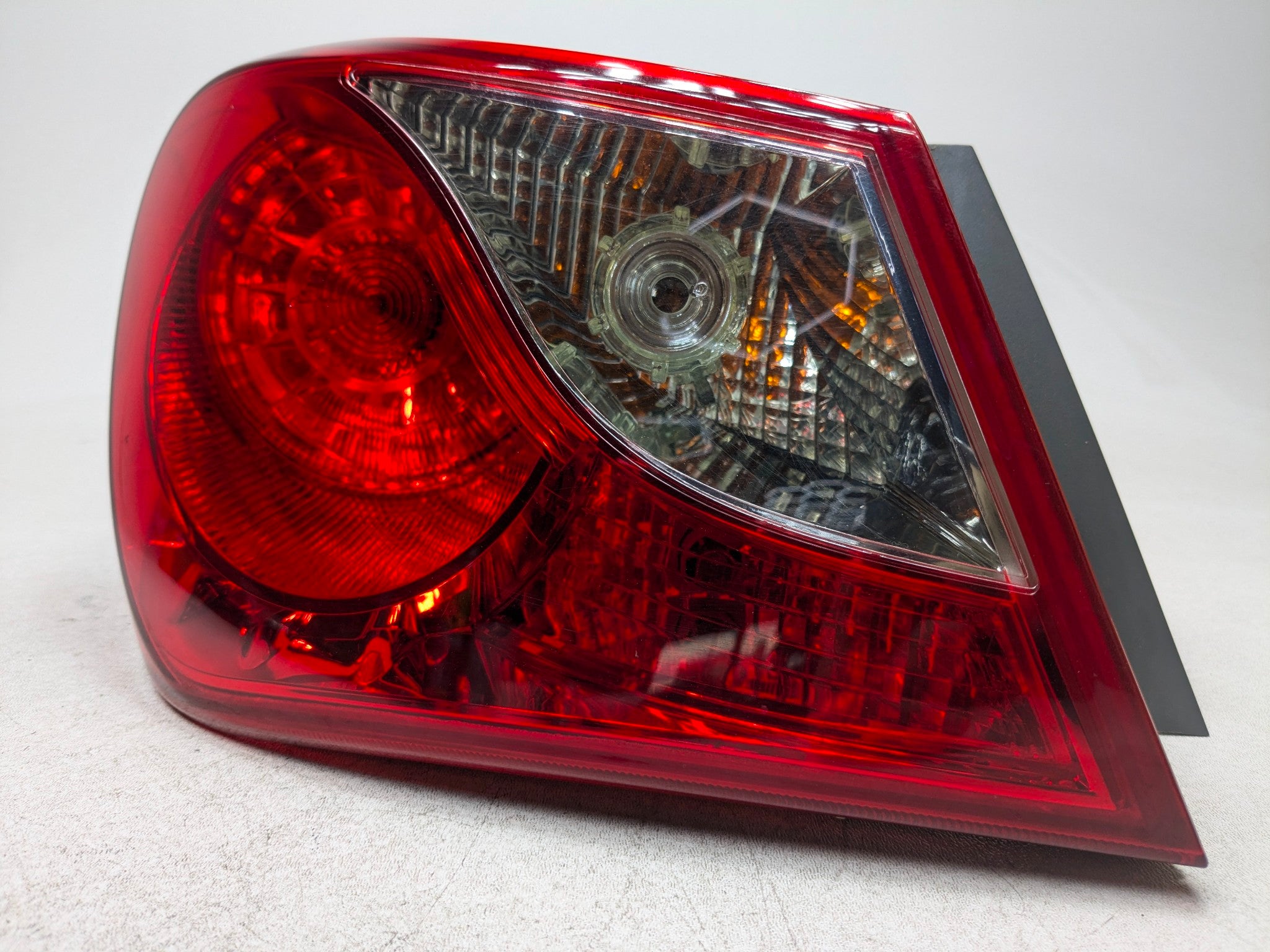 2011 - 2013 HYUNDAI SONATA OEM OUTER QUARTER PANEL MOUNTED TAIL LIGHT REAR LEFT