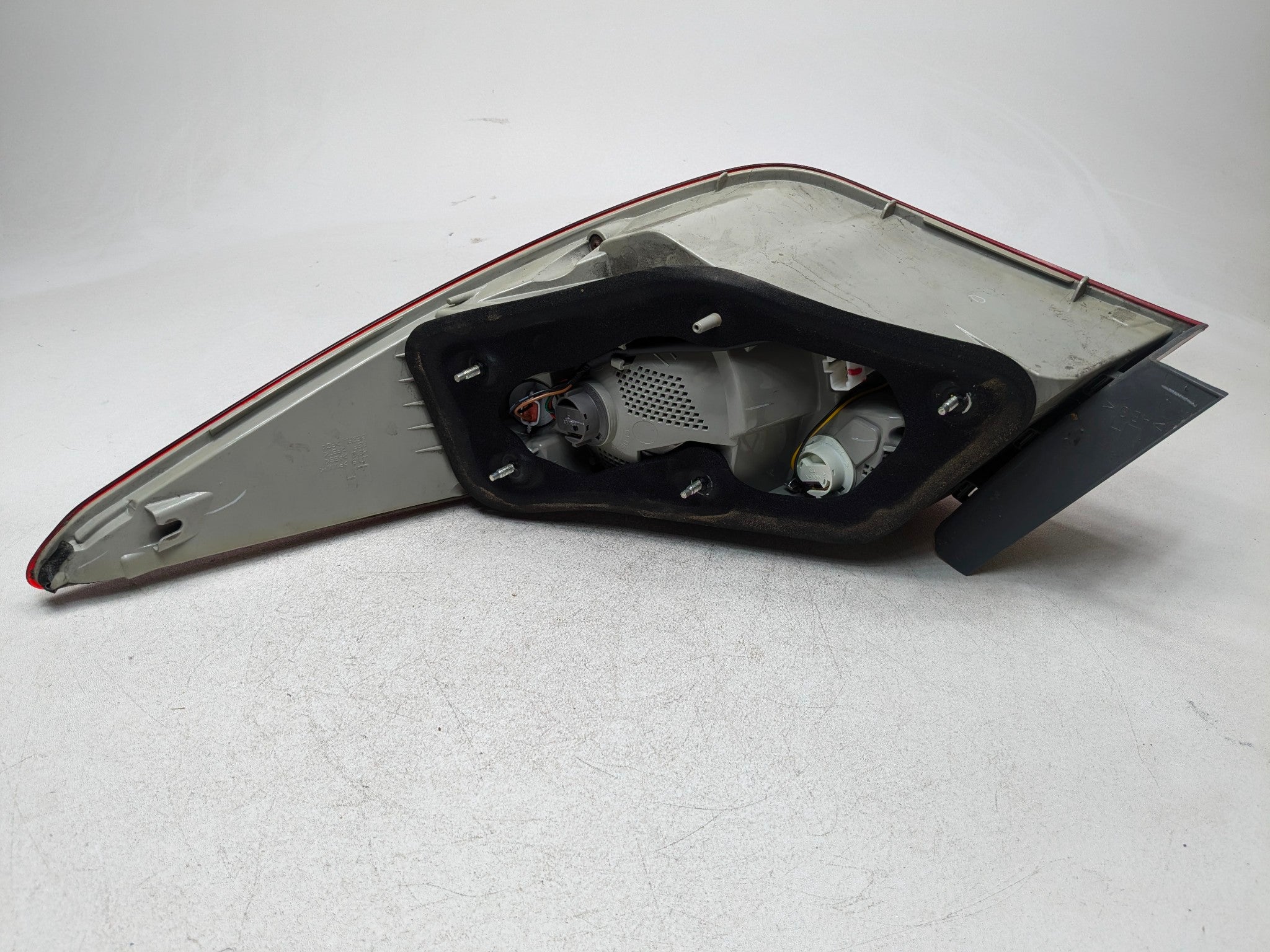 2011 - 2013 HYUNDAI SONATA OEM OUTER QUARTER PANEL MOUNTED TAIL LIGHT REAR LEFT