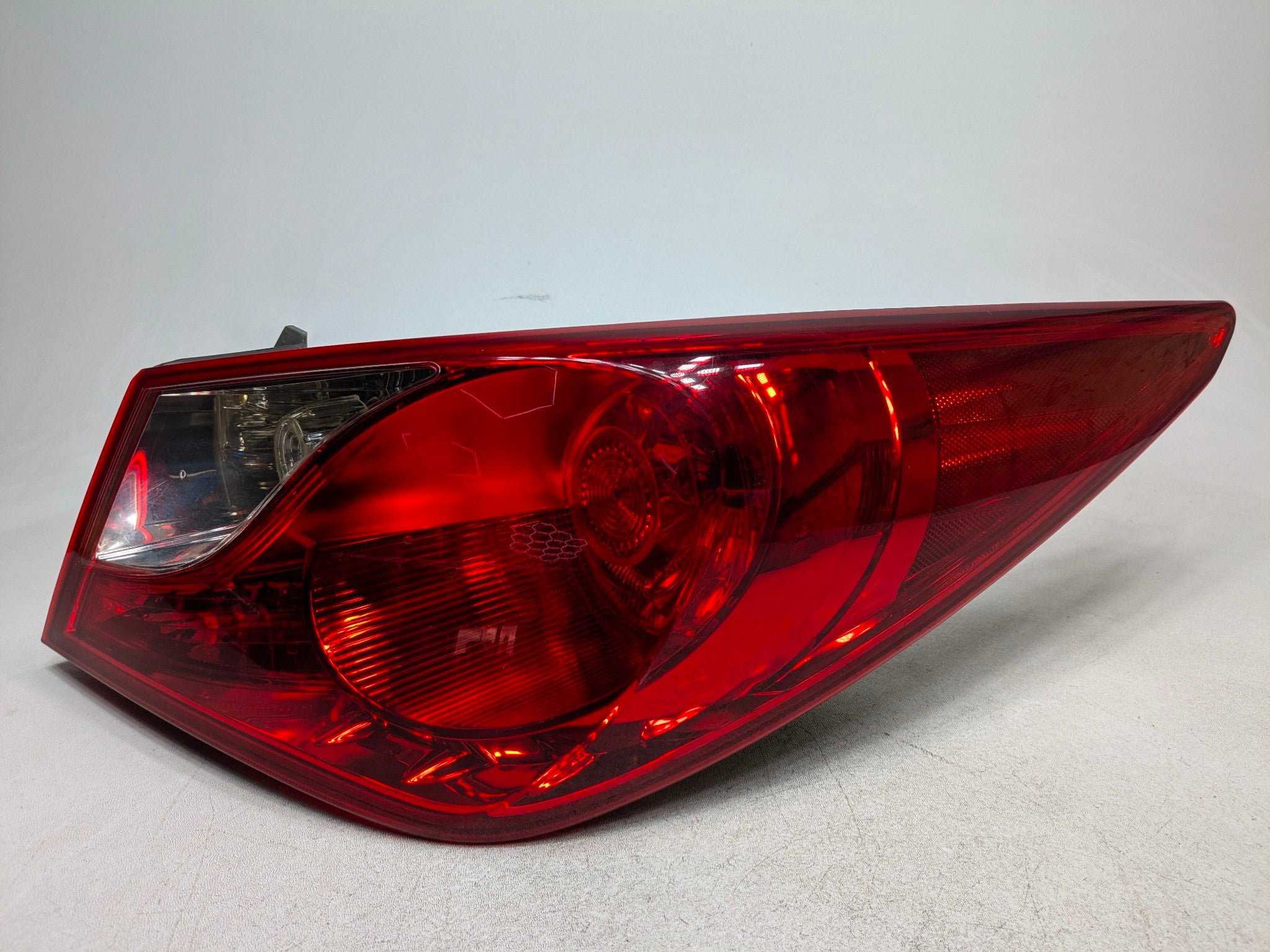 11 - 13 HYUNDAI SONATA OEM TAILLIGHT ASSEMBLY QUARTER PANEL MOUNTED RIGHT SIDE