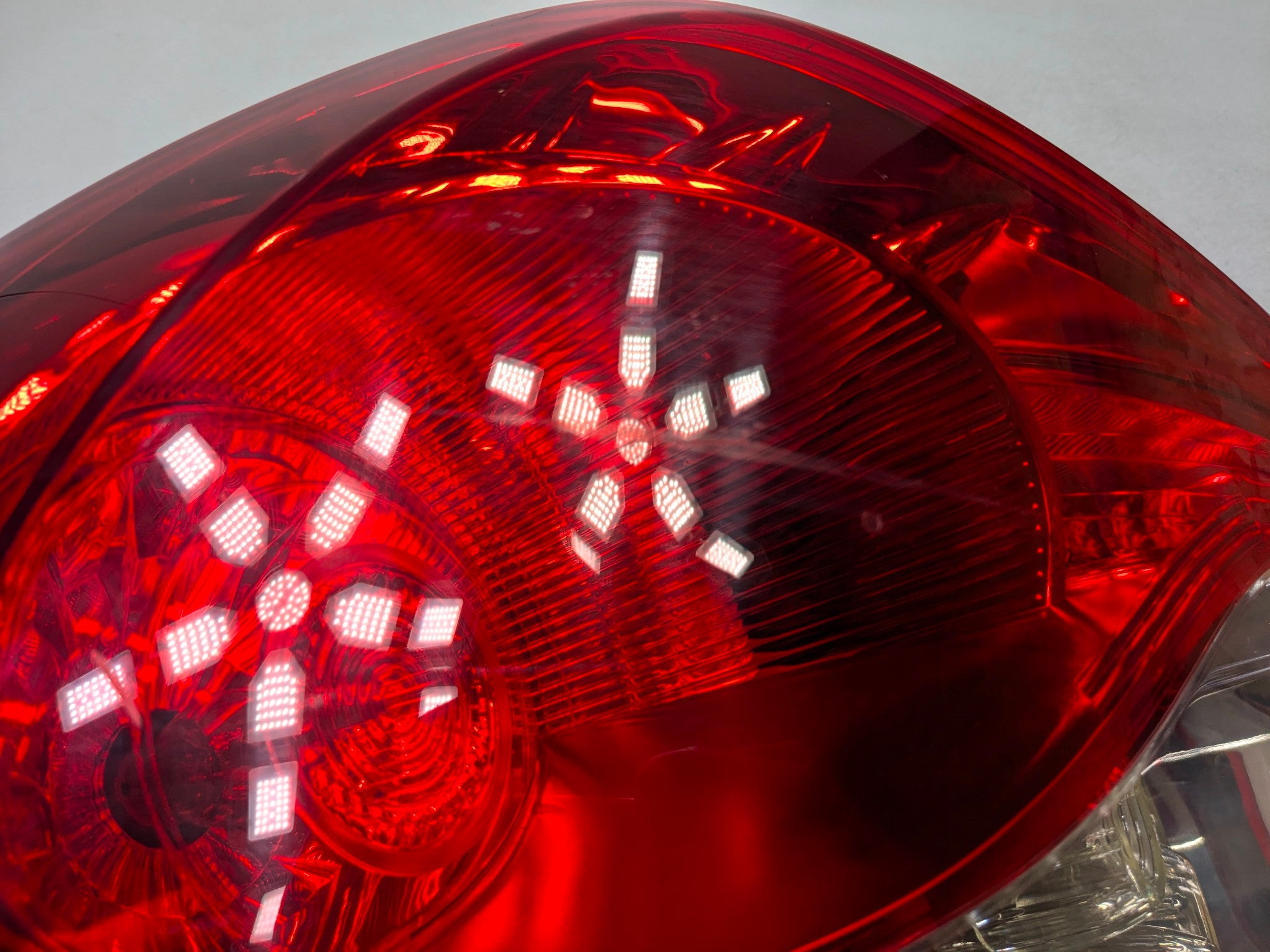 11 - 13 HYUNDAI SONATA OEM TAILLIGHT ASSEMBLY QUARTER PANEL MOUNTED RIGHT SIDE