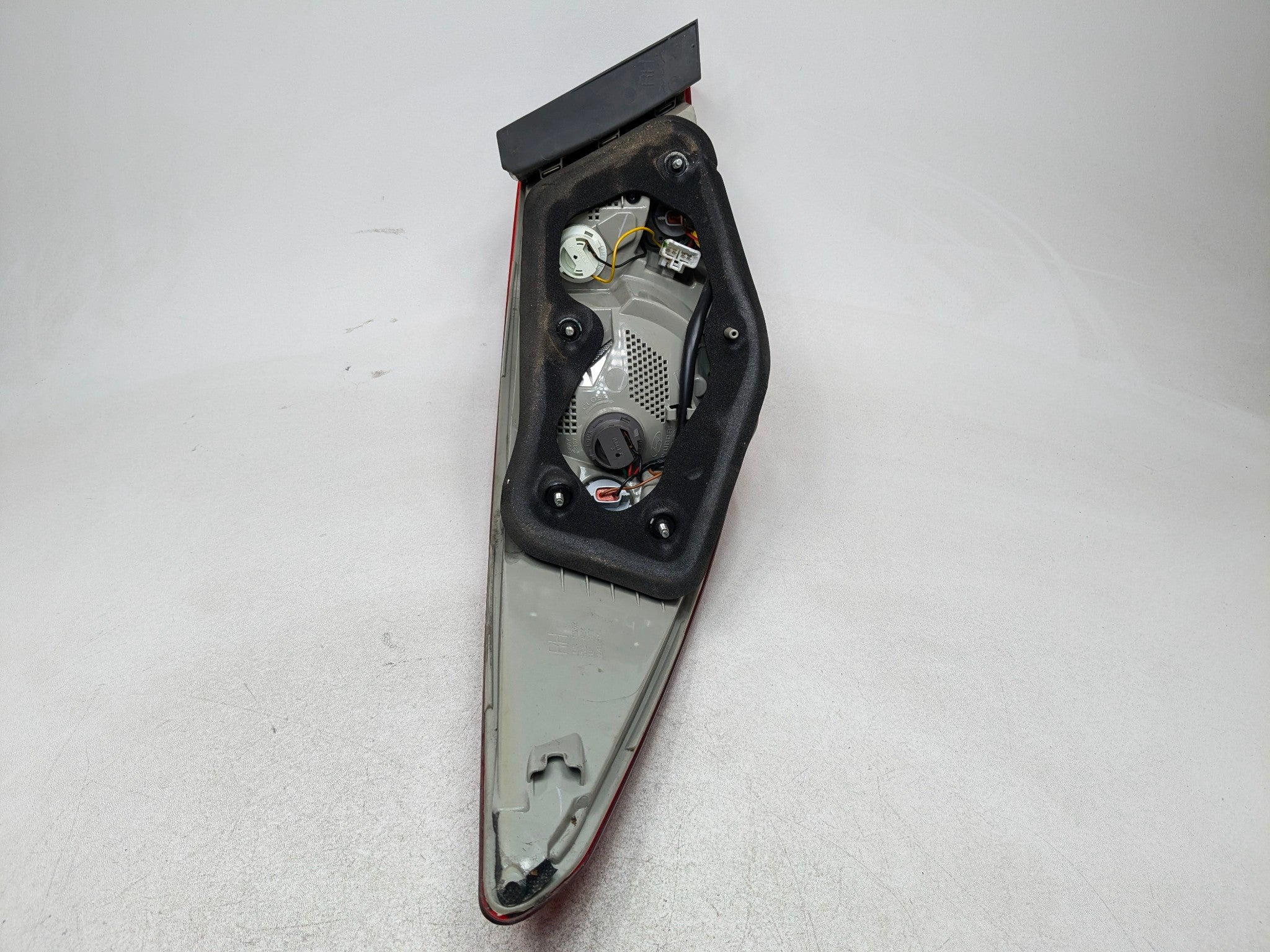 11 - 13 HYUNDAI SONATA OEM TAILLIGHT ASSEMBLY QUARTER PANEL MOUNTED RIGHT SIDE