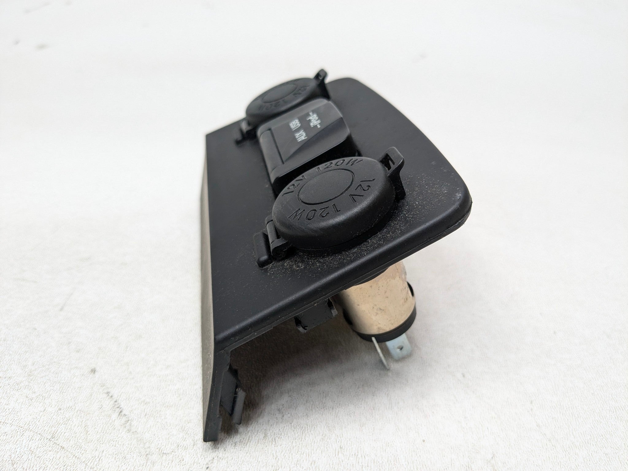2011 - 2013 HYUNDAI SONATA OEM CENTER CONSOLE 12V POWER AUX USB JACK SOCKET PORT