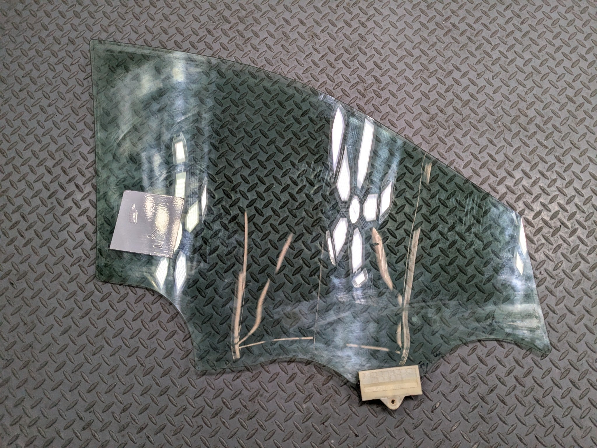 2013 - 2016 HYUNDAI SANTA FE OEM DOOR WINDOW GLASS FRONT LEFT DRIVER SIDE